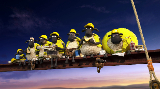 Shaun das Schaf – Ufo-Alarm, Szenenbild aus dem Stop-Motion-Film: Echafe sitzen in einer Reihe auf einem frei hängenden Metallpfeiler. (© StudioCanal)
