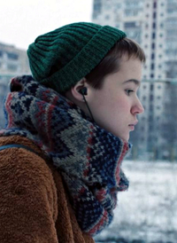 Stop Zemlia, Szenenbild: Ein Mädchen mit Mütze auf dem Kopf läuft im Winter vor Hochhäusern entlang. (© Pluto Film)