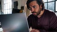 Tausend Zeilen, Szenenbild: Halbnahe Aufnahme eines Mannes, der an einem Laptop arbeitet (© Marco Nagel / Warner Bros. Entertainment GmbH)