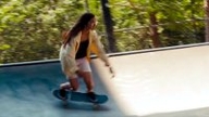 That One Day, Szenenbild: Ein langhaariges Mädchen fährt auf ihrem Skateboard (© Miu Miu Women's Tales/Crystall Moselle)
