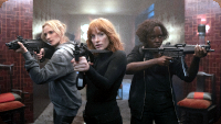 The 355, Szenenbild: Drei junge Frauen mit gezückten Waffen in einem Flur (© Leonine Studios)