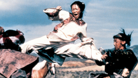 Tiger and Dragon, Szenenbild: Ein Frau in weißer Kleidung springt im Kampf gegen zwei Männer in die Luft (© Studiocanal GmbH)