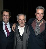 Tony Kushner (li) mit Regisseur Steven Spielberg und Hauptdarsteller Daniel Day-Lewis (Foto: 2012 Twentieth Century Fox)