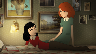 Wo ist Anne Frank, Szenenbild aus dem Animationsfilm: Zwei Mädchen, eines mit schwaren, das andere mit roten Haaren, unterhalten sich. Das schwathaarige Mädchen liegt. Die Stimmung ist abendlich. (© Farbfilm Verleih)