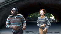 Zeiten des Umbruchs, Szenenbild: Zwei Jungen, einer davon ist Schwarz, rennen lachend nebeneinander auf die Kamera zu. ( © Anne Joyce / Focus Features)