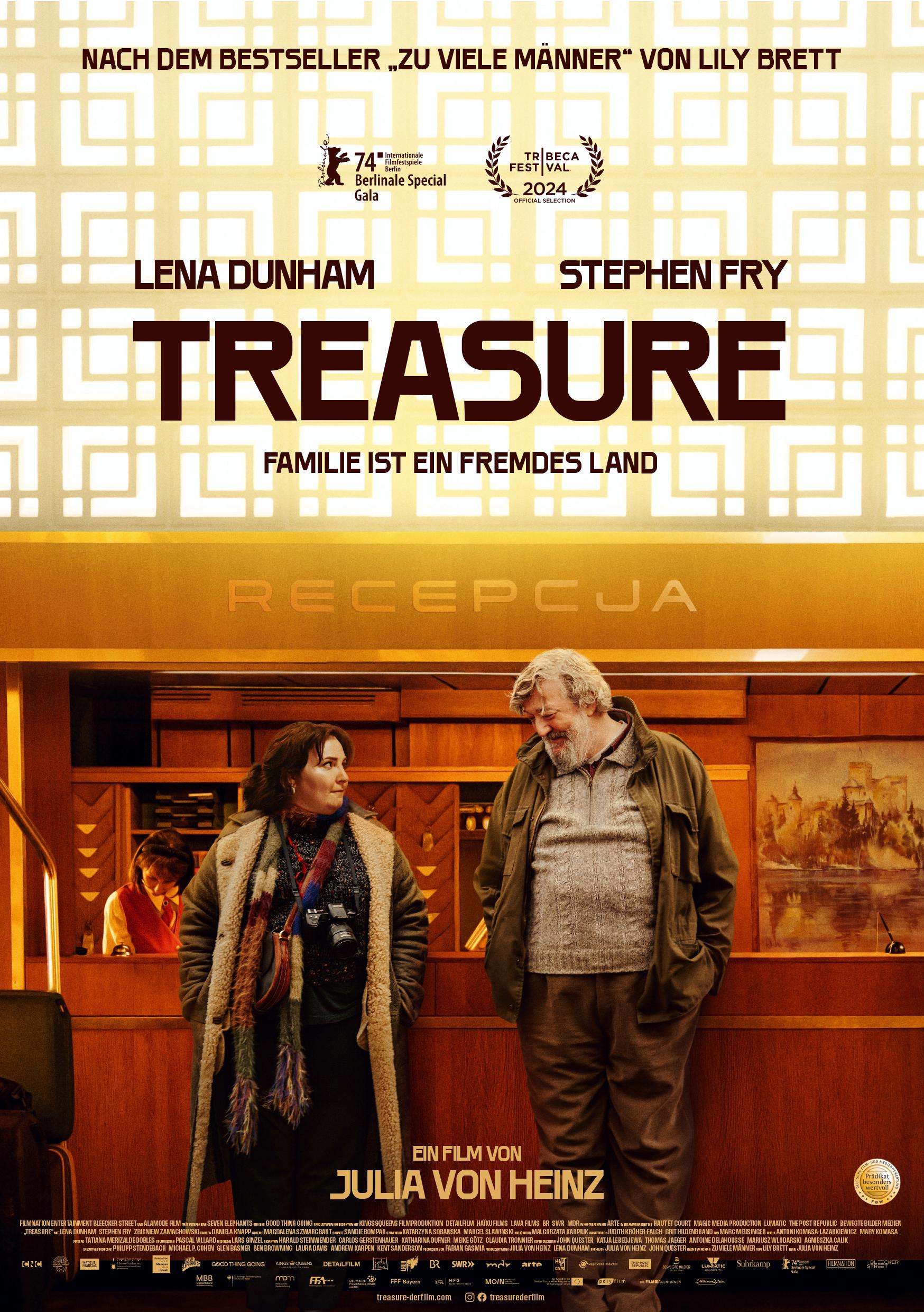Filmplakat zum Drama TREASURE – FAMILIE IST EIN FREMDES LAND: Eine junge Frau und ein älterer Mann stehen an einer Hotelrezeption und schauen sich an.