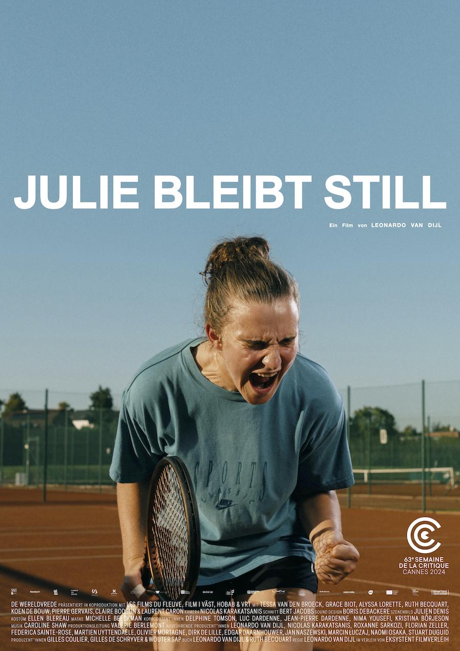 Plakat zum Drama JULIE BLEIBT STILL: Eine junge Frau mit Tennisschläger in der Hand beugt sich nach vorne und schreit. Im Hintergrund vor blauem Himmel ist ein Tennisplatz zu sehen. Über der Frau steht der Filmtitel in weißen Buchstaben.