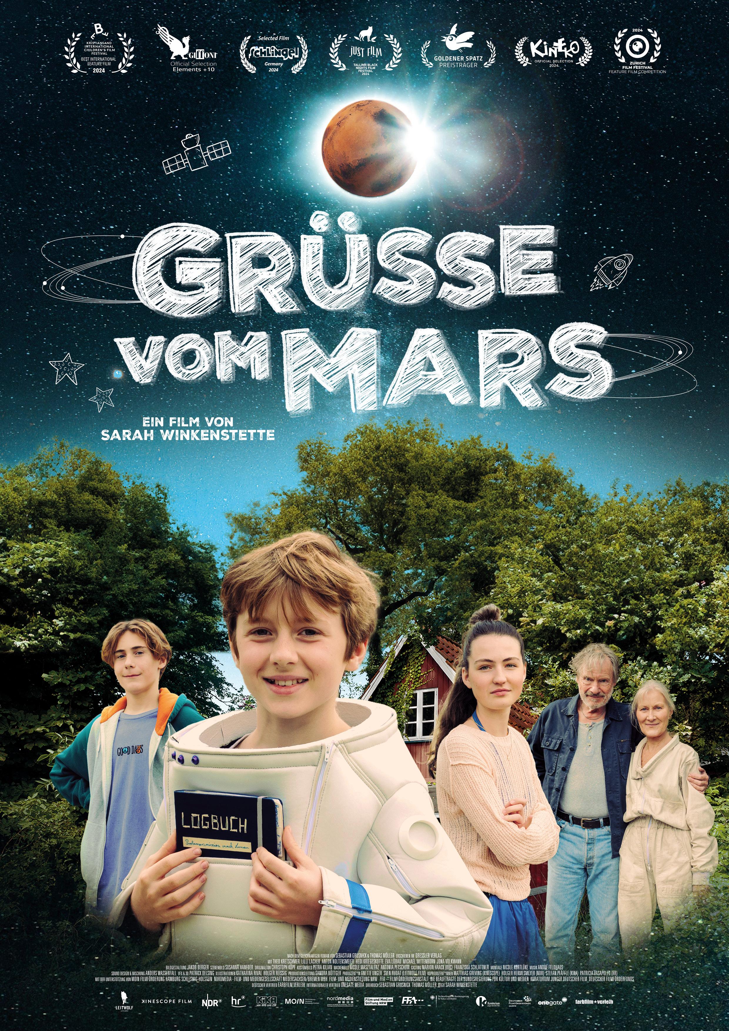 Filmplakat zu GRÜSSE VOM MARS: Ein Junge in einem Astronautenanzug steht im Vordergrund des Bild. Hinter ihm sind zwei Teenager und ein älteres Paar zu sehen. Sie stehen vor einem roten Haus zwischen Bäumen. Über den Figuren schwebt der Planet Mars und der Filmtitel.