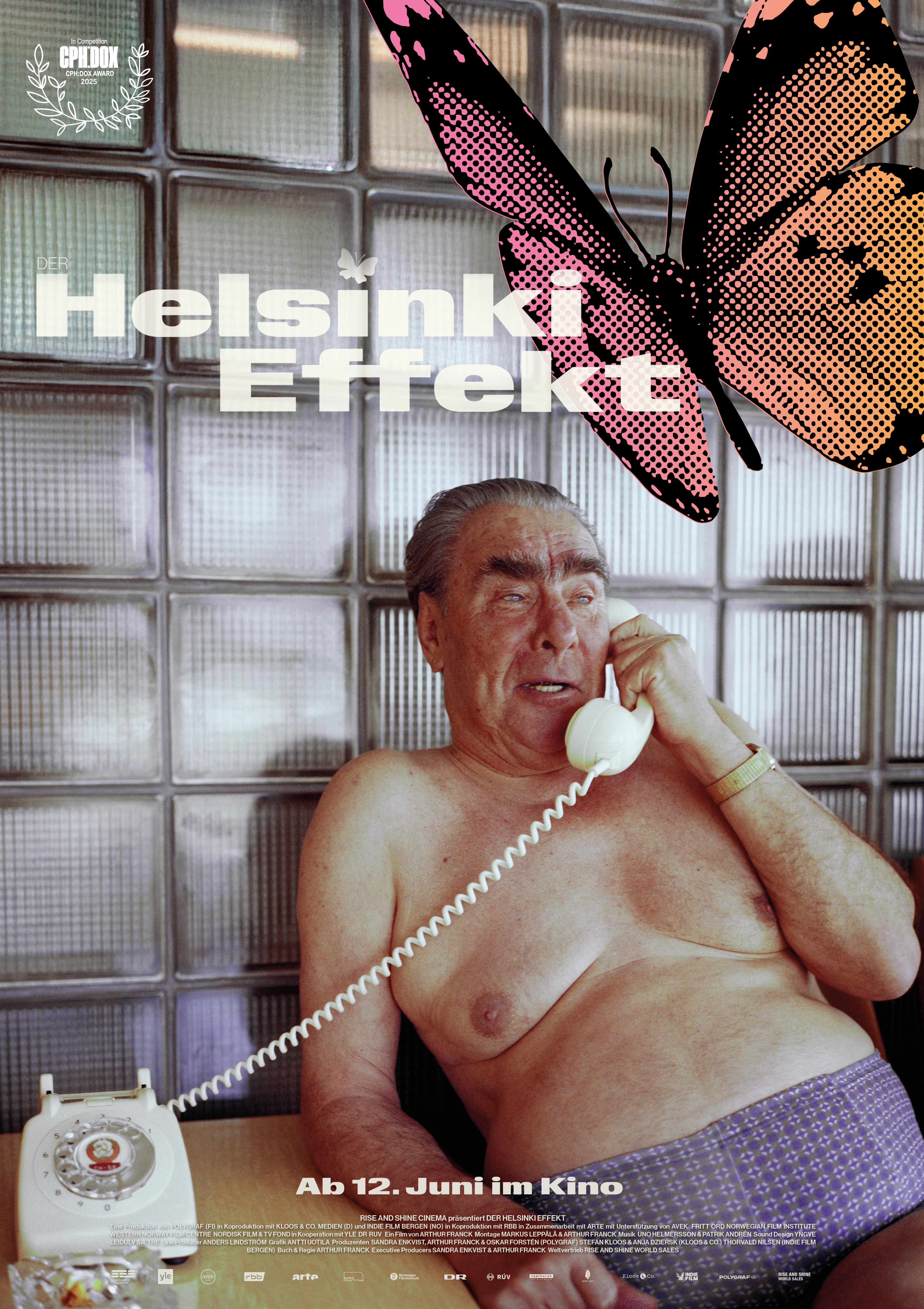 Plakat zum Dokumentarfilm DER HELSINKI EFFEKT: Der sowjetische Staatschef Leonid Breschnew, mit nacktem Oberkörper in Badehose, am Telefon. Darüber befindet sich die frafische Darstellung eines Schmetterlings, in Anspielung auf den Filmtitel