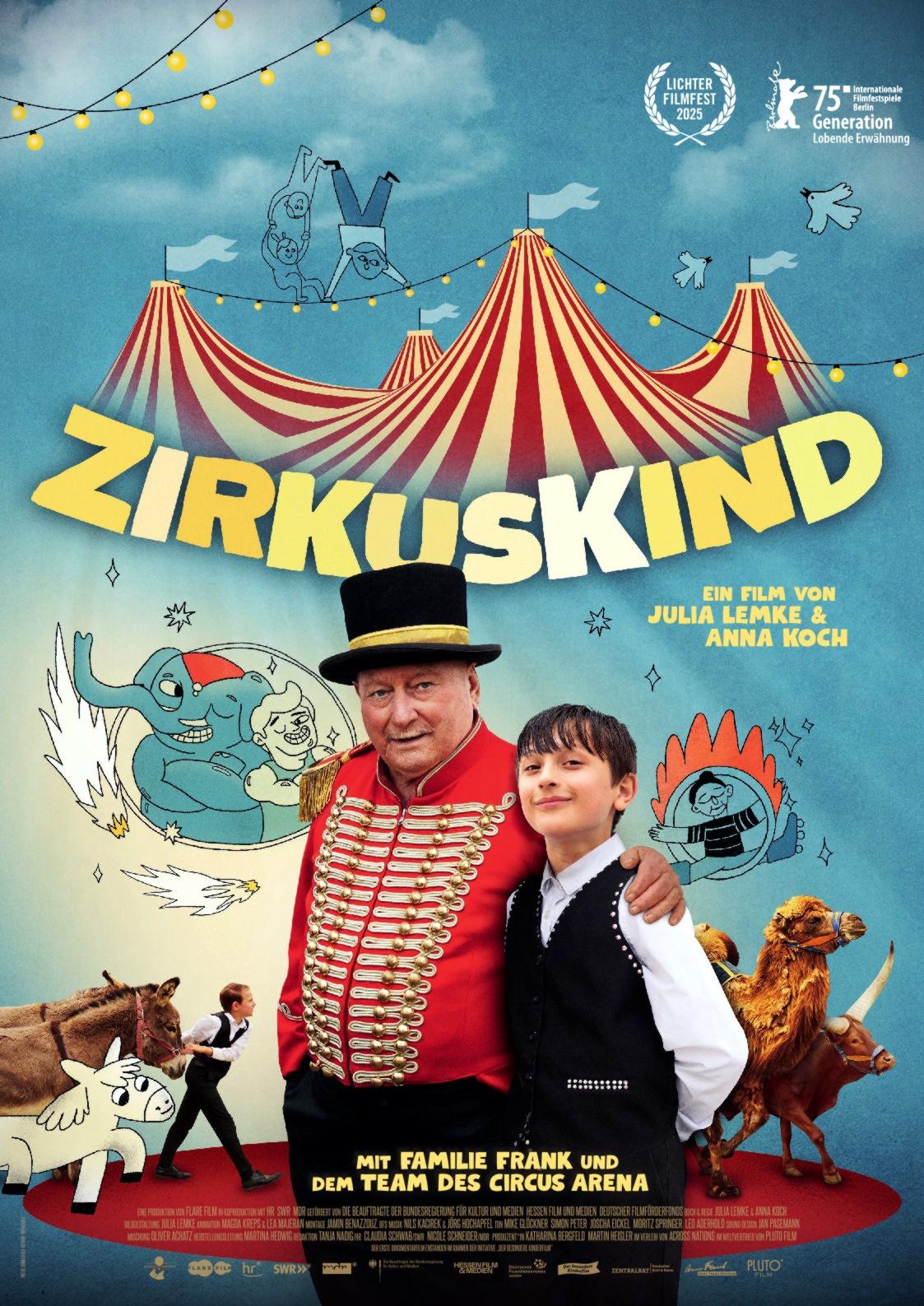 Filmplakat zum Dokumentarfilm ZIRKUSKIND: Ein älterer Zirkusdirektor hat seinen Arm um einen Jungen gelegt. Im Hintergrund ist eine Collage aus Zeichnungen und Fotos zu sehen, die an Zirkus erinnern. Über den Filmtitel bauscht sich das Dach eines Zirkuszeltes auf.