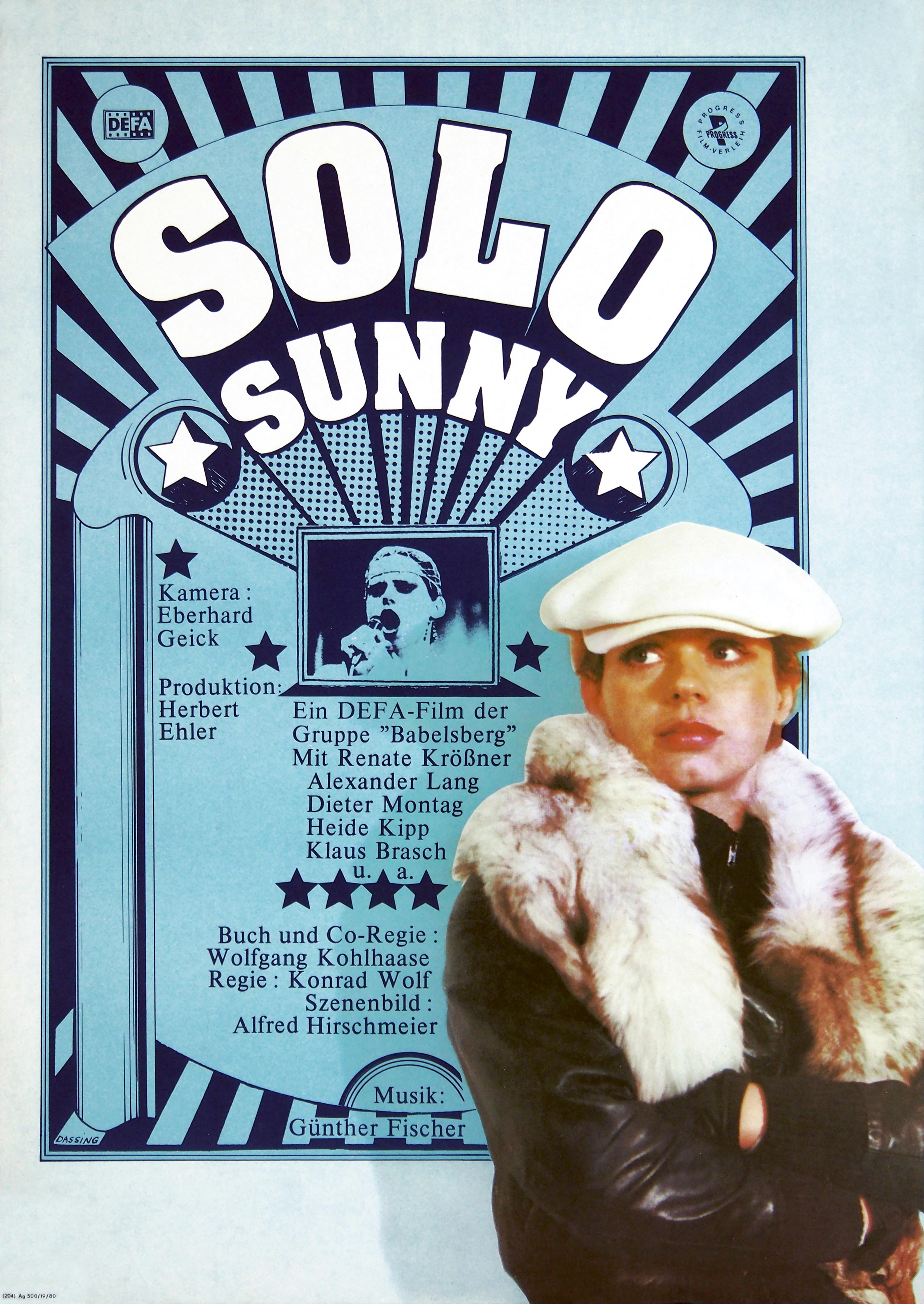 Plakat zum Film SOLO SUNNY aus dem Jahr 1980: Auf einem blau gehaltenen Hintergrund, der wie das Plakat für eine Show gestaltet ist, steht der Filmtitel. Davor ist rechts das Foto eine jungen Frau zu sehen. Sie trägt eine weiße Schiebermütze, eine Lederjacke und einen Schal aus Tierfell.