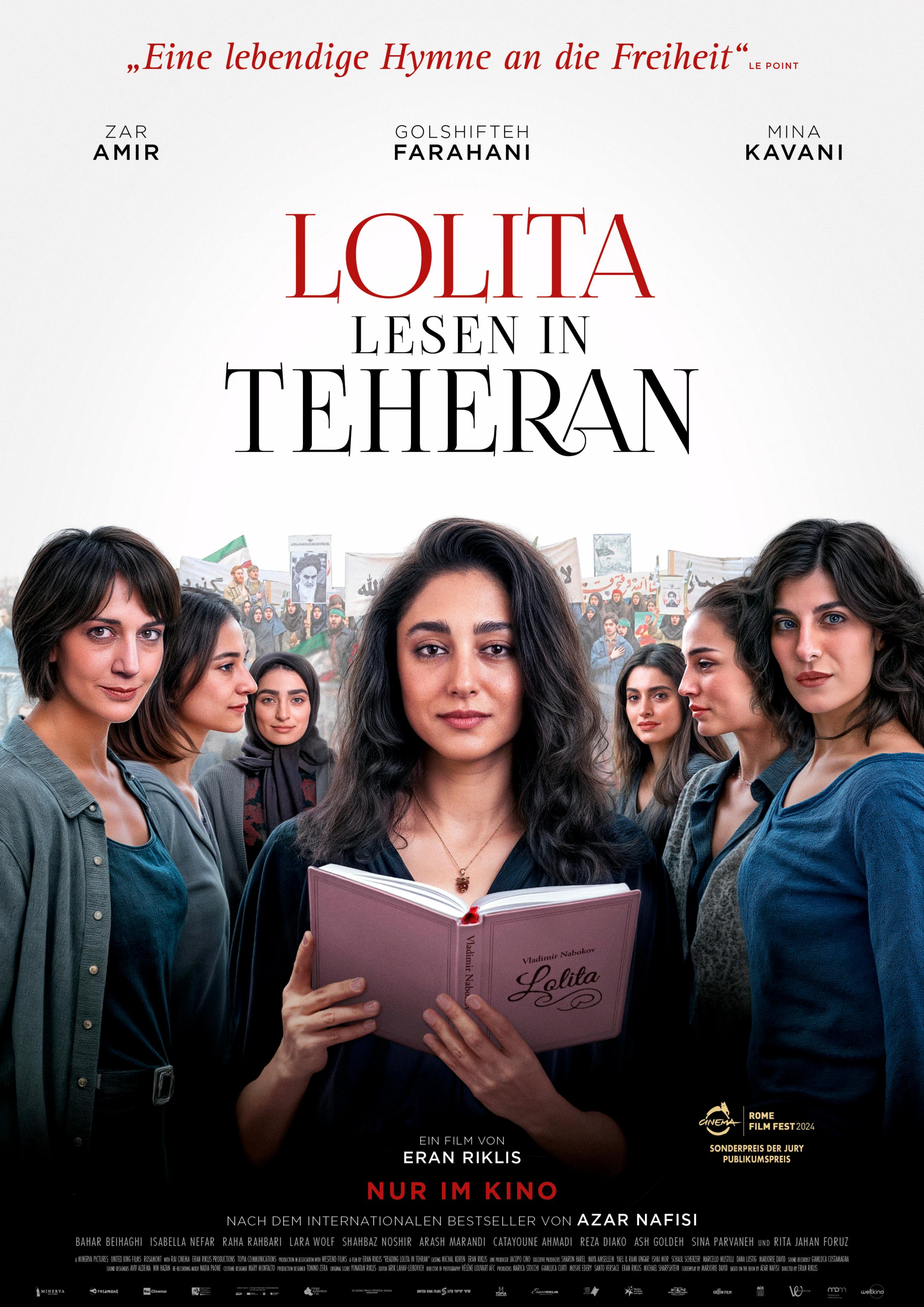 Plakat zum Drama LOLITA LESEN IN TEHERAN: In der Bildmitte steht ein Frau mit einen aufgeschlagenen Buch in den Händen. Es ist der Roman "Lolita" von Vladimir Nabokov. Um sie herum stehen sechs Frauen. Im Hintergrund sind demonstrierende Menschen zu sehen. Einige Tragen Plakate mit dem Bild von Ayatollah Khomeini.