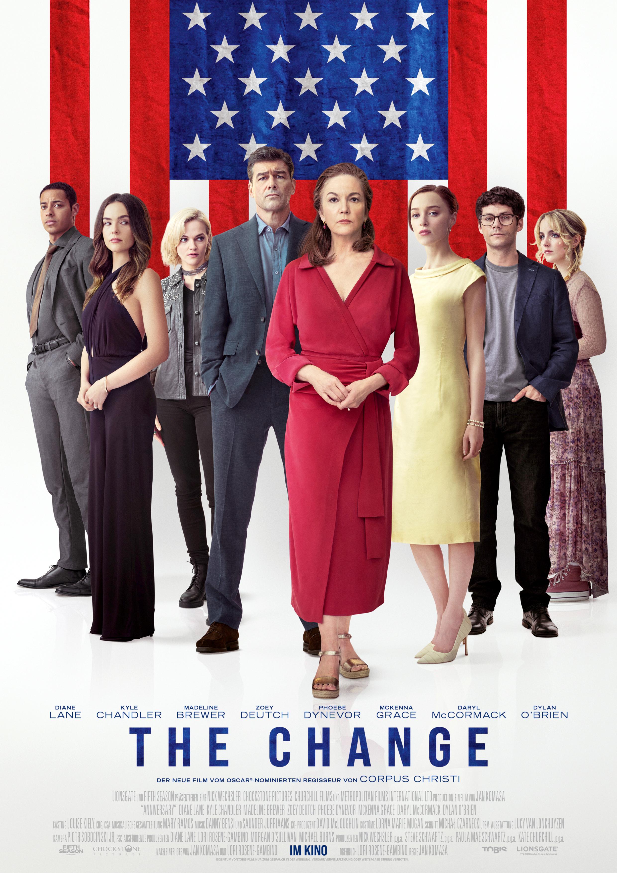 Plakat zum Drama THE CHANGE: Acht Frauen und Männer unterschiedlichen Alters stehen vor einer Flagge, die der US-amerikanischen Flagge gleicht. Die Sterne auf blauem Grund sind hier in der Mitte der Fahne angeordnet.