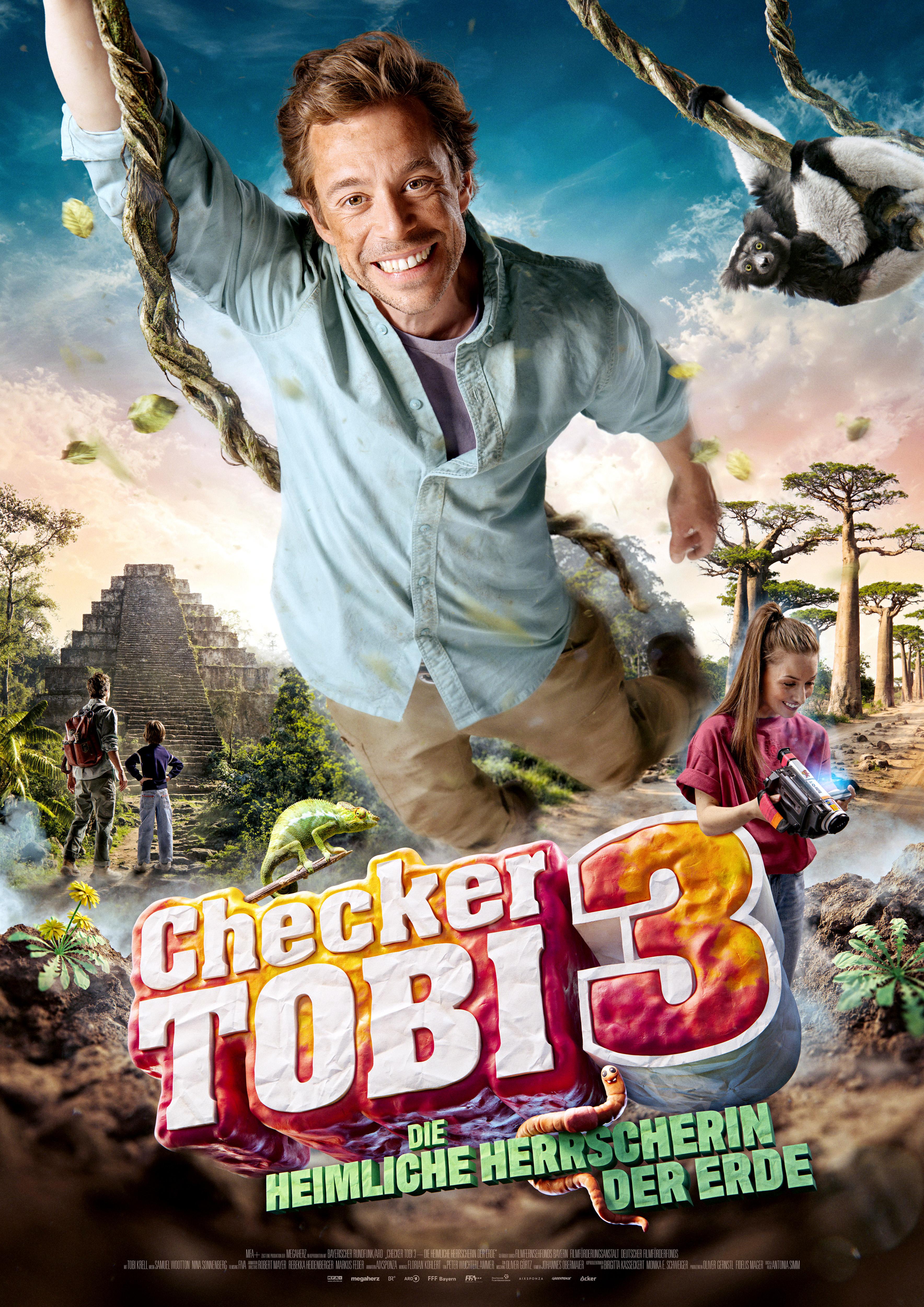 Filmplakat zu CHECKER TOBI 3 – DIE HEIMLICHE HERRSCHERIN DER WELT: Tobi Krell hält sich an einer Liane fest und schwingt lachend nach vorne. Im Hintergrund sind u.a. eine Maya-Pyramide und Baobab-Bäume uu sehen. Darunter steht der Titel dfes Films.