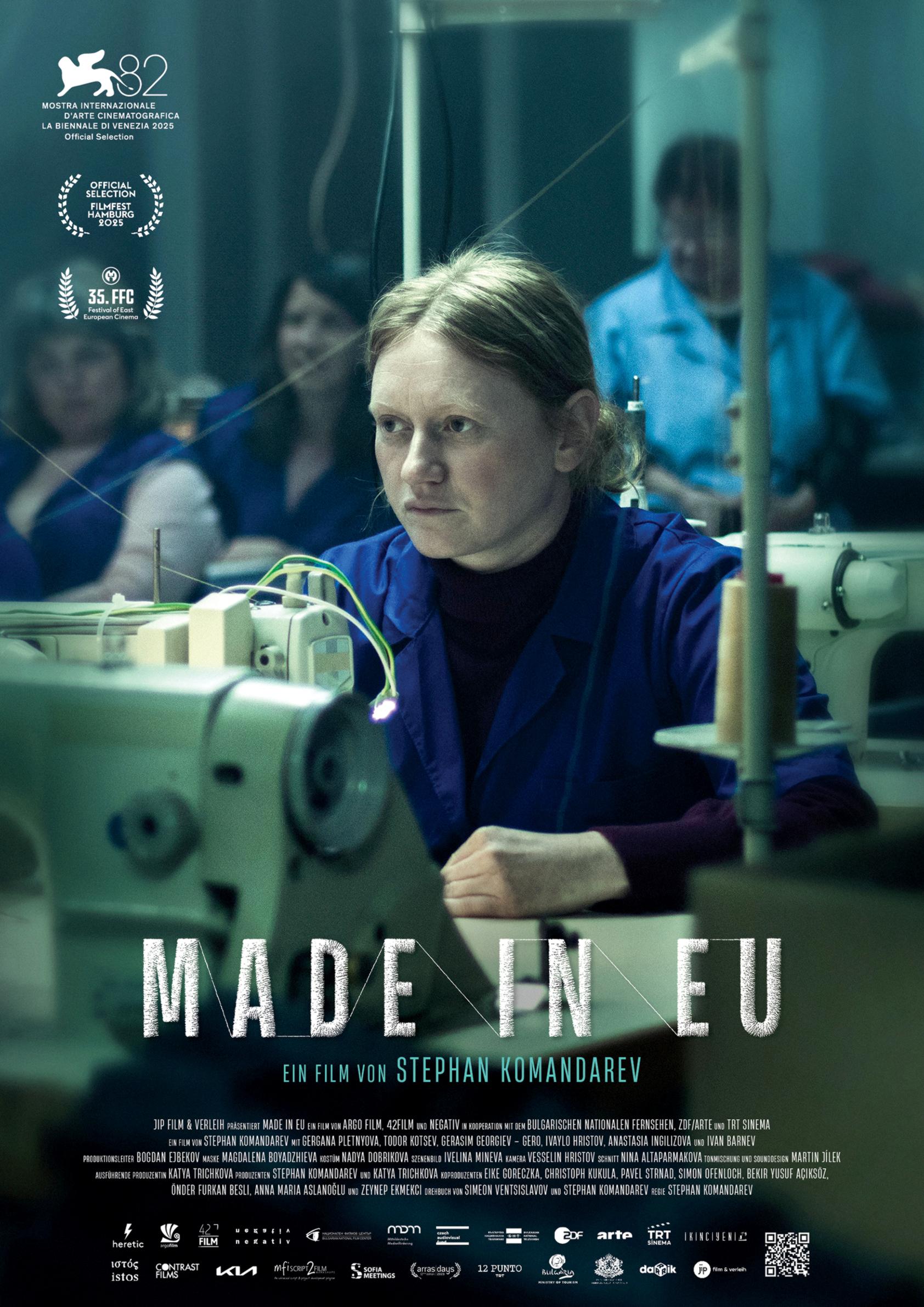 Plakat zum Drama MADE IN EU: In einer fahl beleuchtetn Fabrik sitzt eine Näherin vor ihrer Maschine. Darunter steht in weißen Buchstaben der Filmtitel.