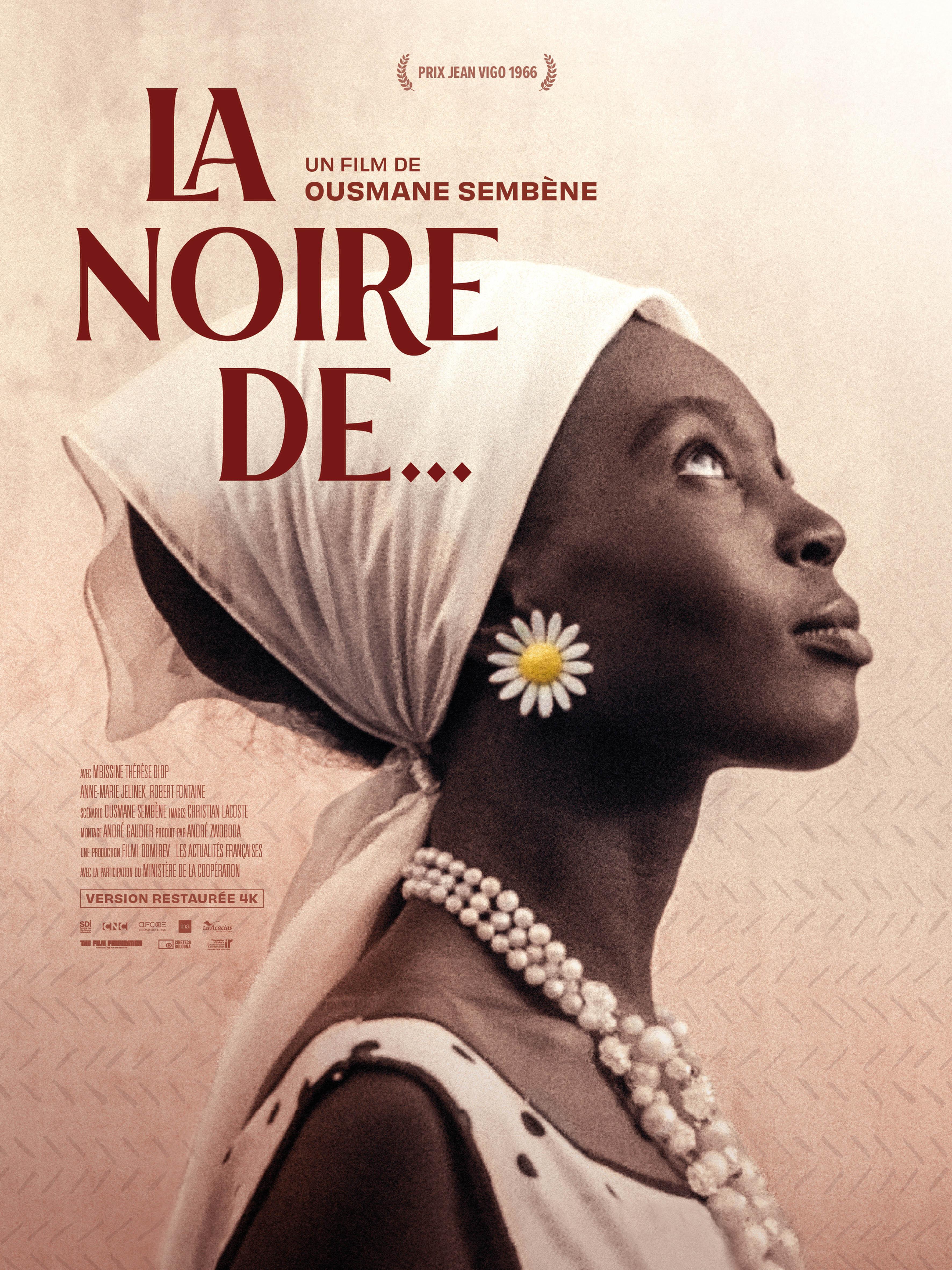 Französisches Filmplakat zum Drama DIE SCHWARZE AUS DAKAR: Porträt einer jungen, eleganten Schwarzen Frau im Profil. Sie trägt ein weißes Kopftuch und Blumenohrringe und schaut leicht nach oben. Der franzsösische Filmtitel lautet: LA NOIRE DE …E