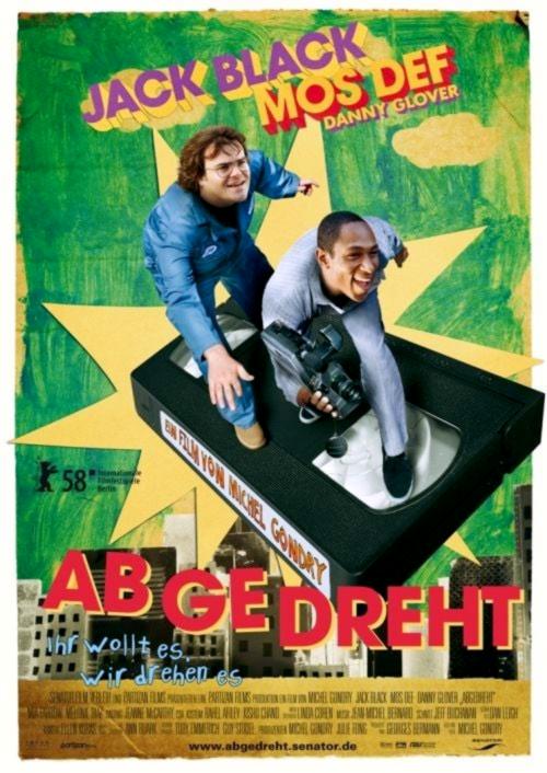 Filmplakat zu ABGEDREHT: Vor einem gemalten, grünen Hintergrund mit gelbem Stern und Stadtkulisse surfen zwei Männer auf einer Videokassette. Darunter steht in roten Buchstaben der Filmtitel.