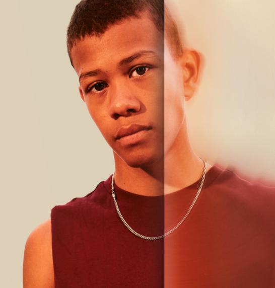 Promobild zur Serie AFTER BENJAMIN: Porträt eines jungen POC-Teenagers