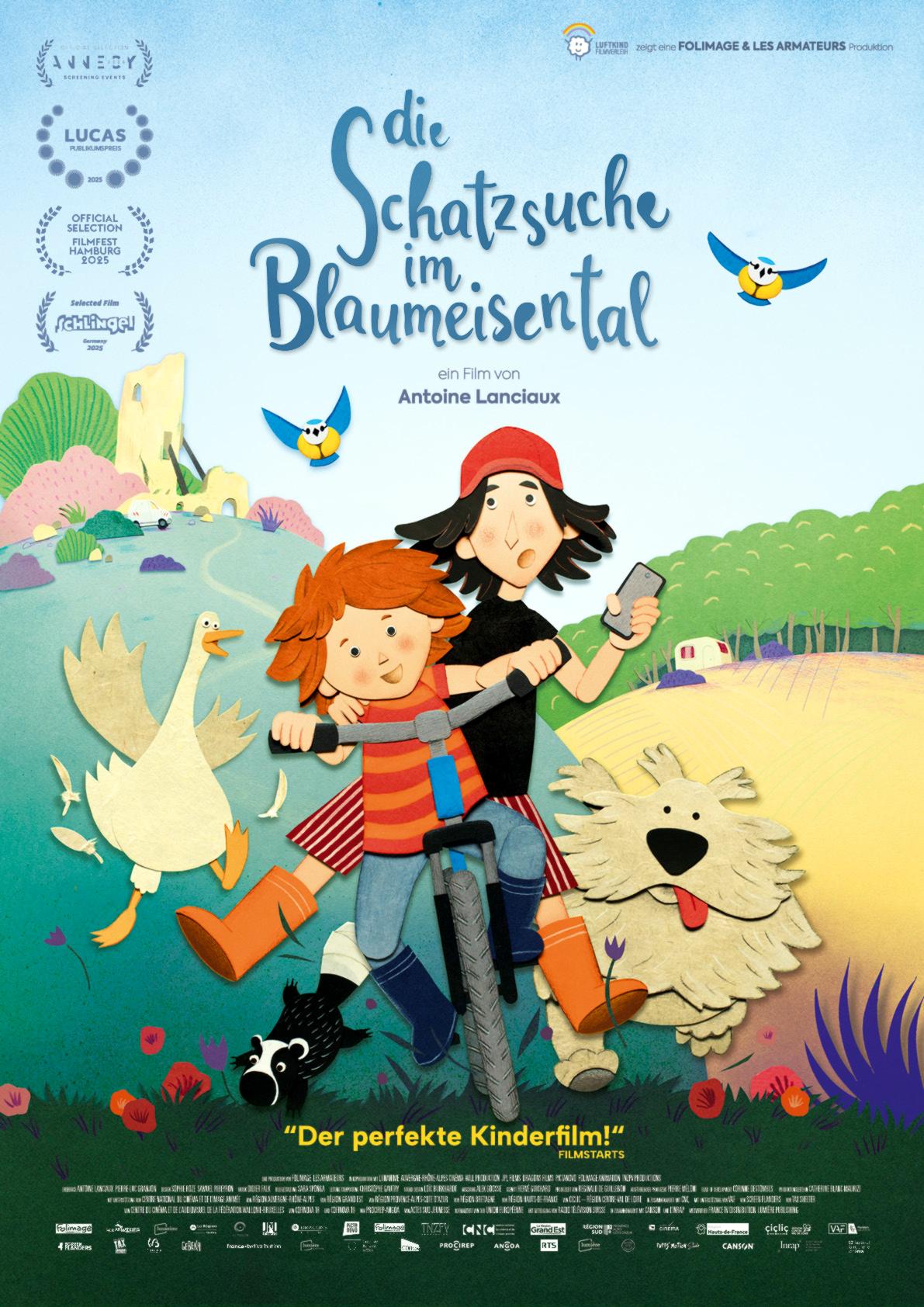 Plakat zum Animationsfilm DIE SCHATZSUCHE IM BLAUMEISENTAL: Ein Mädchen und ein älterer Junge fahren auf einem Fahrrad. Neben ihnen rennt auf der einen Seite ein Hund und auf der anderen Seite ein Gans. Über ihnen fliegen zwei Blaumeisen. Dort steht auch der Filmtitel in blauen Buchstaben.