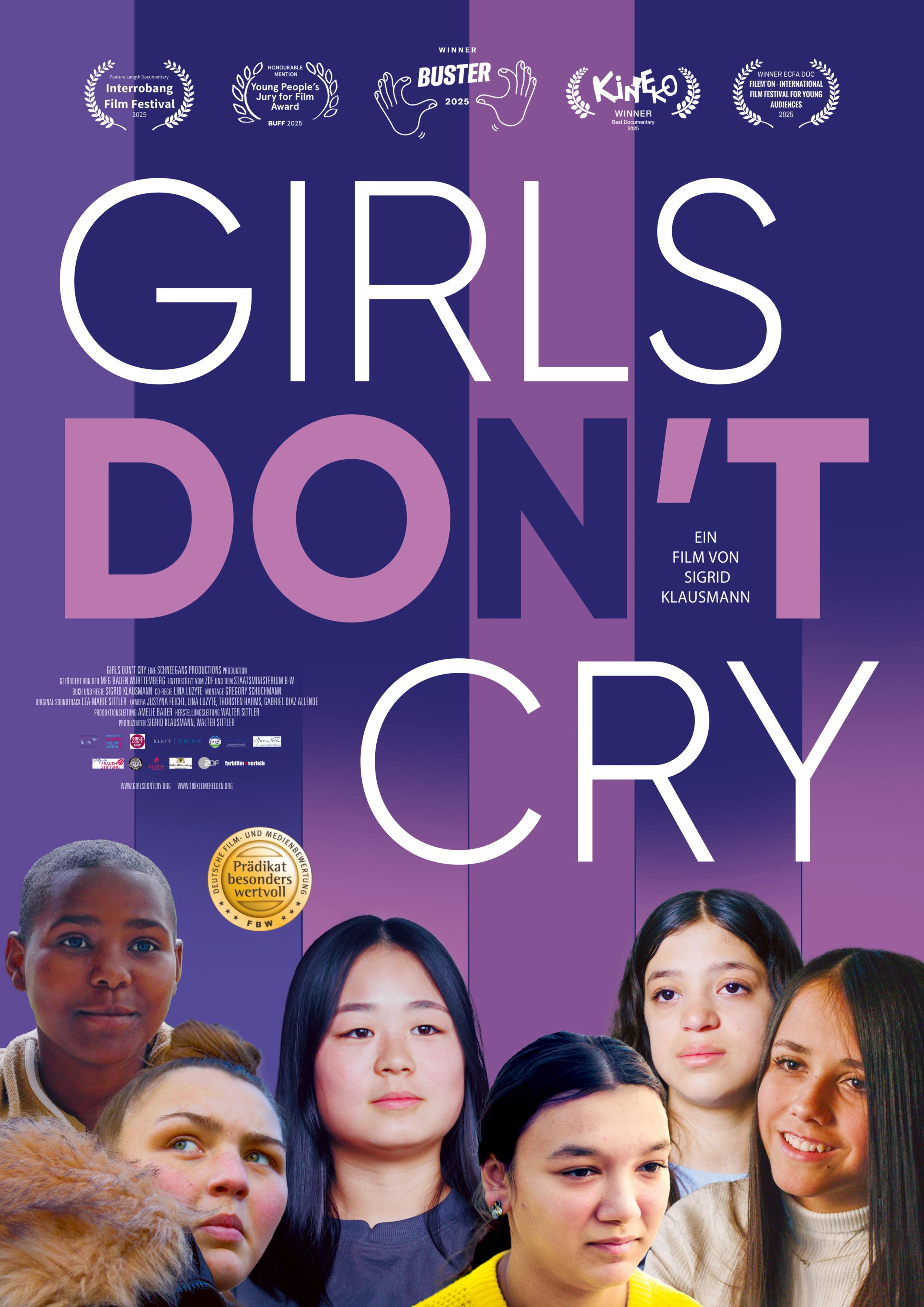 Plakat zum Dokumentarfilm GIRLS DON'T CRY: Vor einem lilafarbenen, gestreiften Hintergrund sind am unteren Bildrand die Gesichter von sechs Teenagerinnen zu sehen. Darüber steht in großen Buchstaben der Filmtitel.