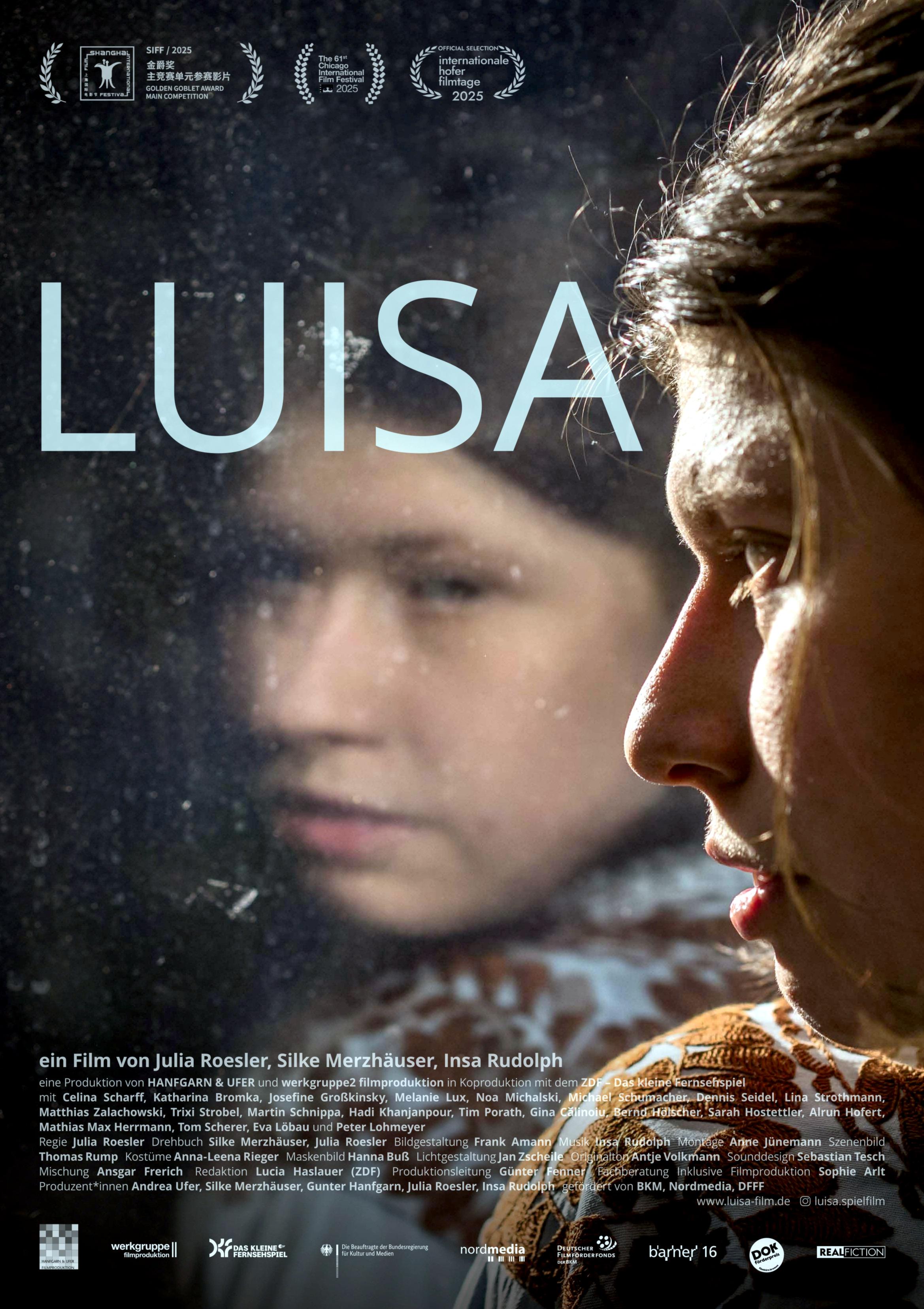 Filmpakat zum Drama LUISA: Im Profil ist das Gesicht einer jungen Frau zu sehen, die vor einem Fenster sitzt. In der Scheibe sieht man ihr Spiegelbild. Der Filmtitel steht fast mittig im Bild.