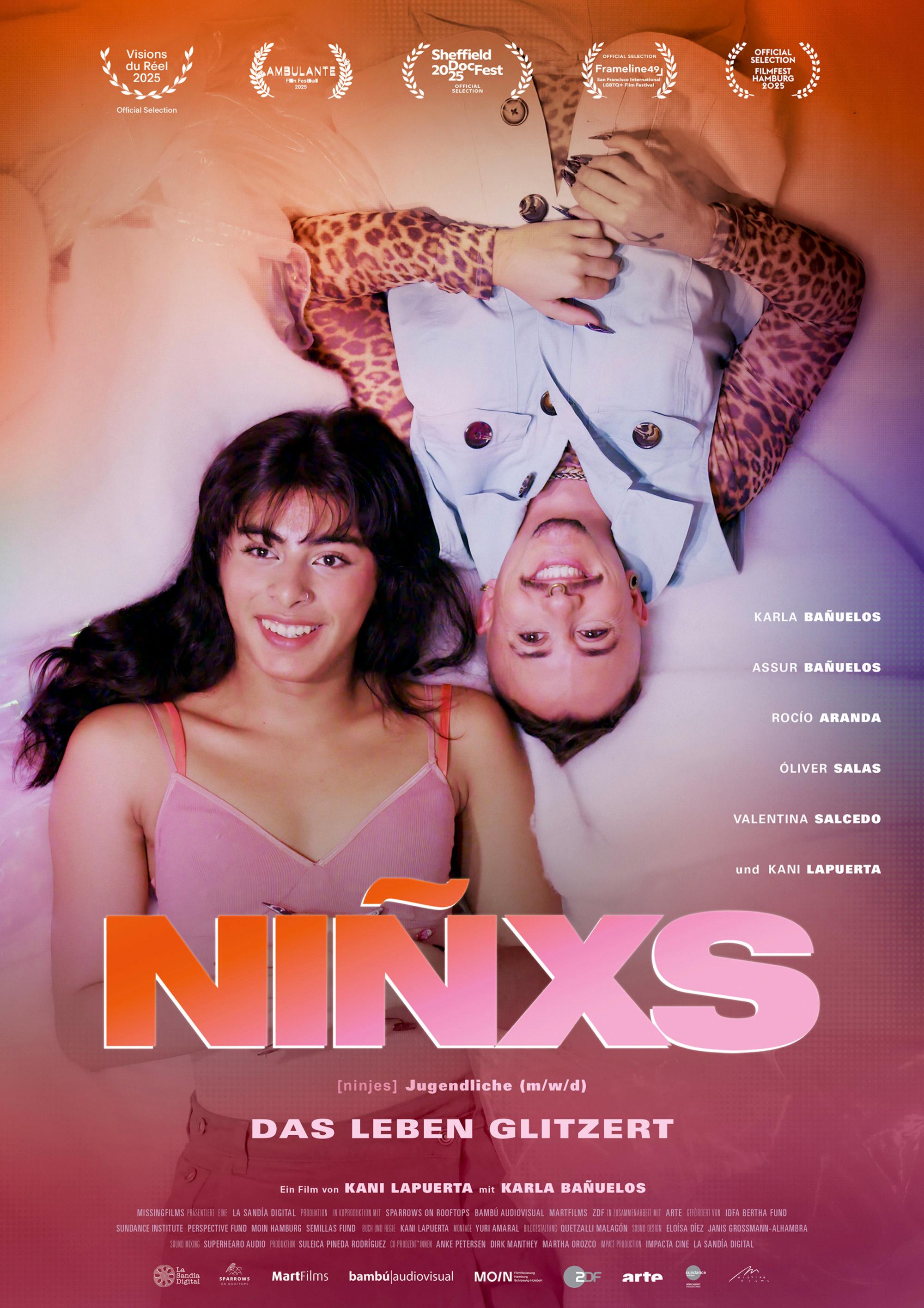 Filmplakat zum Dokumentarfilm NIÑXS – DAS LEBEN GLITZER: Zwei Personen, die ein kann als weiblich, die andere als männlich gelesen werden, lieben Kopf an Kopf und lächeln. Das Bild ist in rosa und orangenen Farbtönen gehalten.