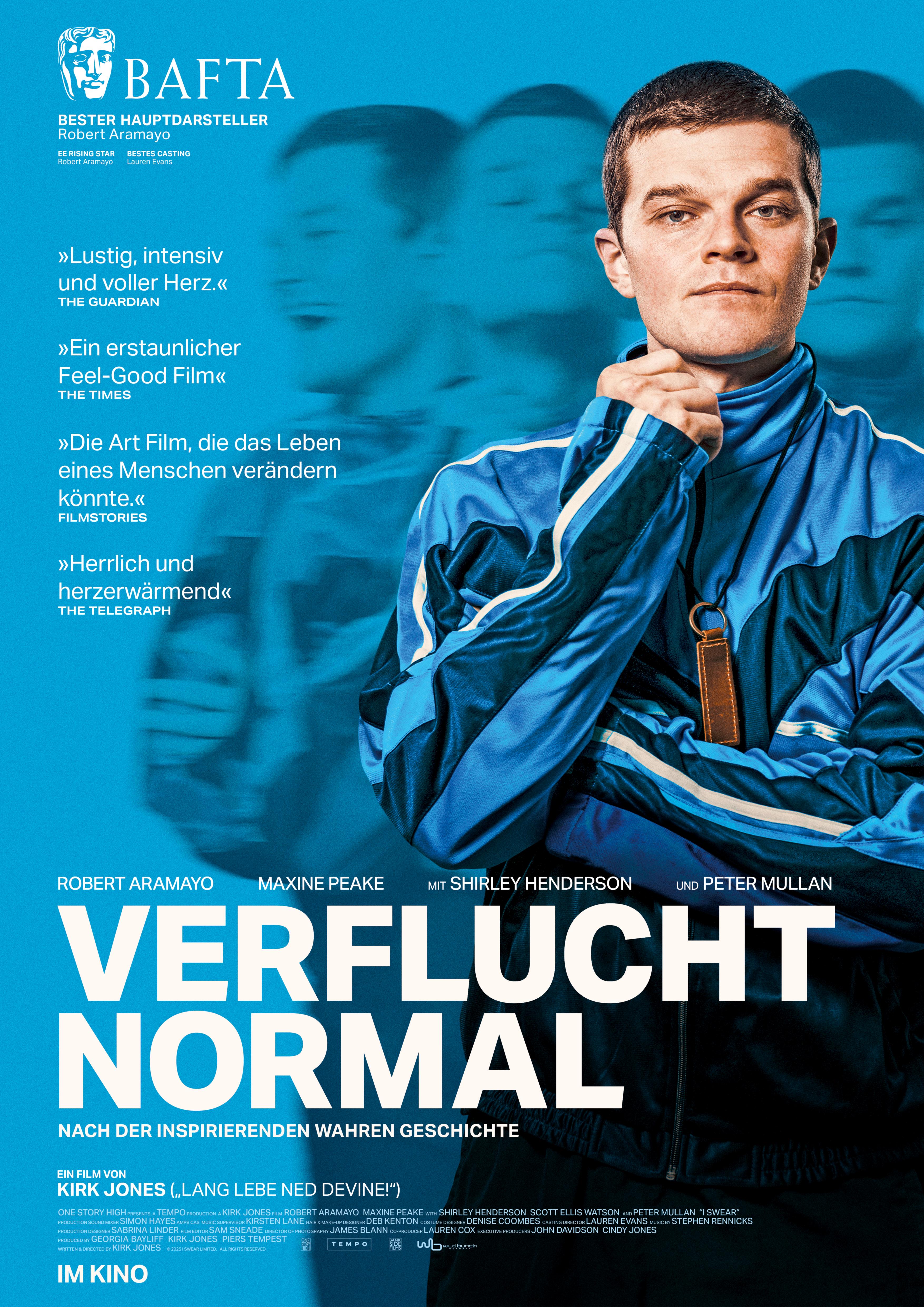 Plakat zum Drama VERFLUCHT NORMAL: Ein junger Mann hat die Faust erhoben hat und blickt ernst in die Kamera. Er trägt eine blaue Trainingsjacke. Vor blauem Hintergrund ist er in drei verschiedenen Posen schemenhaft zu erkennen. Der Filmtitel ist in weißen Buchstaben im unteren Drittel des Bildes platziert.