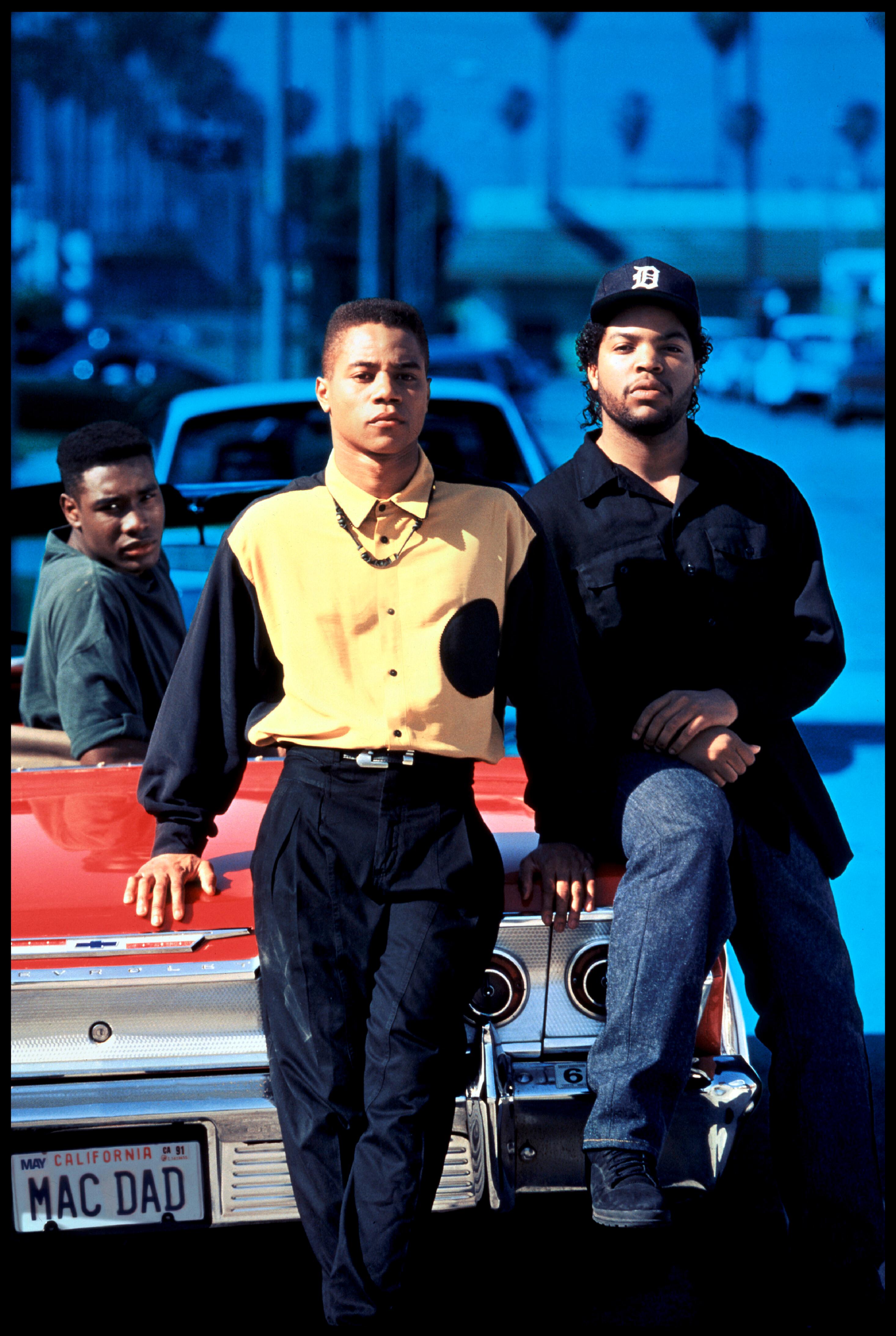Publicity Still aus dem Drama BOYZ N THE HOOD mit den drei Schwarzen Hauptdarstellern an einem roten Auto