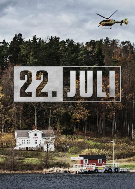 Promotionbild zum Drama 22. JULI: Zwei norwegische Häuser an einem See, im Hintergrund ist Wald. Darüber kreist ein Hubschrauber. In fetter Schrift ist bildmittig der Titel 22. Juli geschrieben.