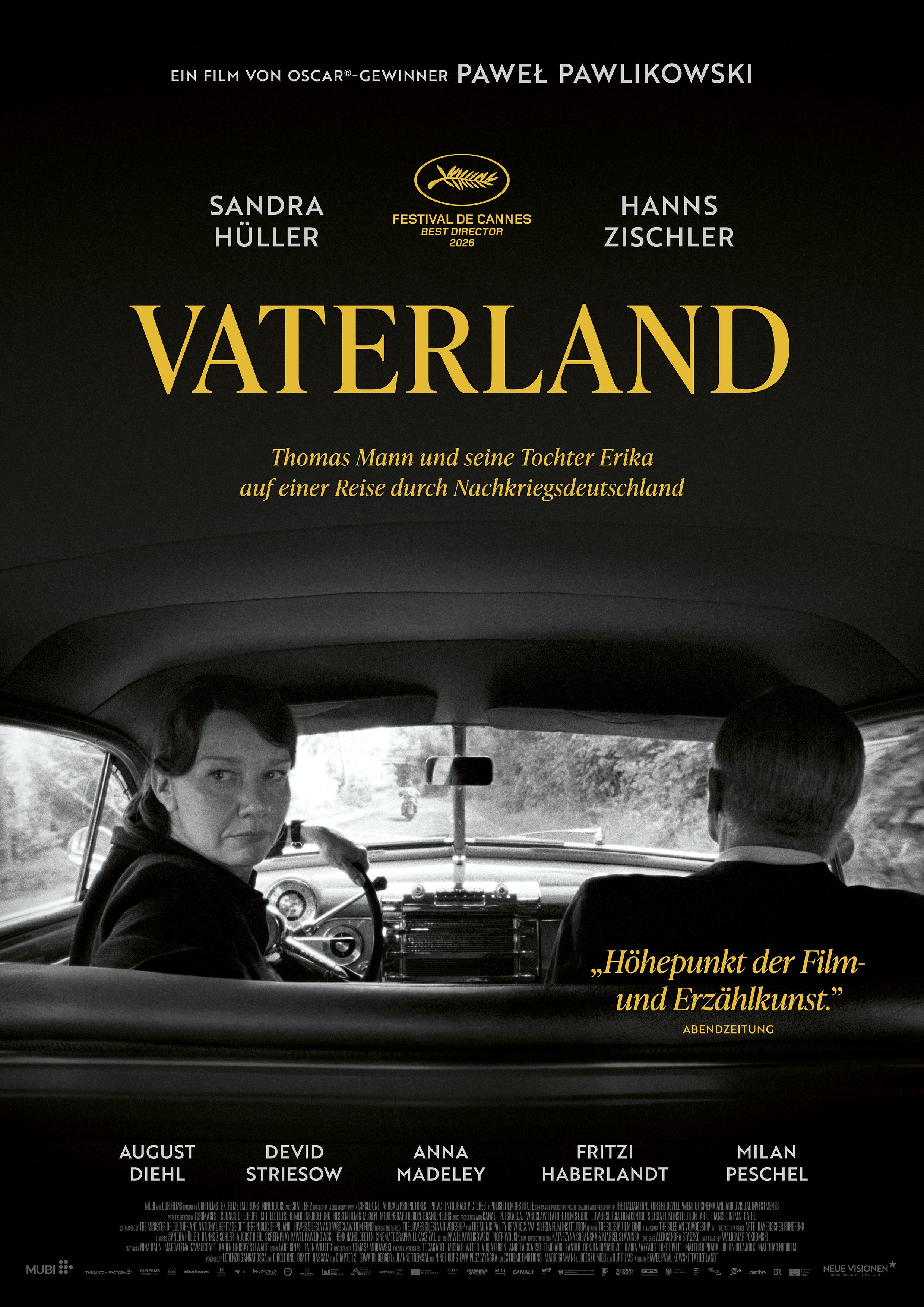 Plakat zum Drama VATERLAND: Im Inneren eines Autos dreht sich die Fahrerin nach hinten. Neben ihr sitzt ein Mann. Das Bild ist in Schwarz-Weiß.