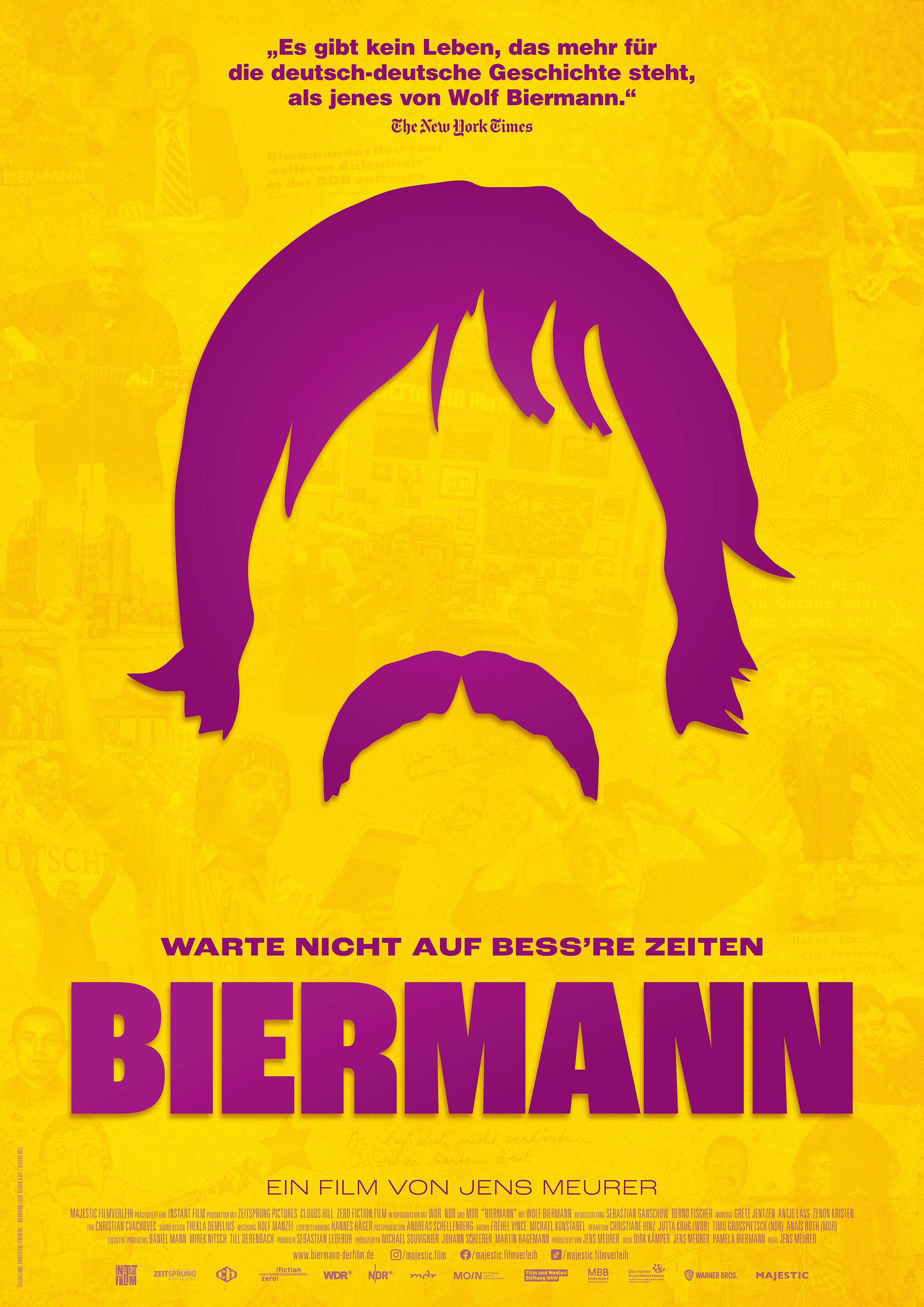 Plakat zum Dokumentarfilm BIERMANN: Auf gelbem Hintergrund ist in einem dunklen Violettdie Silhouette eines Mannes mit einem markanten Schnurrbart und langen Haaren zu erkennen. , die an den deutschen Sänger und Liedermacher Wolf Biermann erinnern. Der Filmtitel steht ebenfalls in Violett in dicken Lettern am unteren Bildrand. Darüber steht: "Warte nicht auf bess're Zeiten".