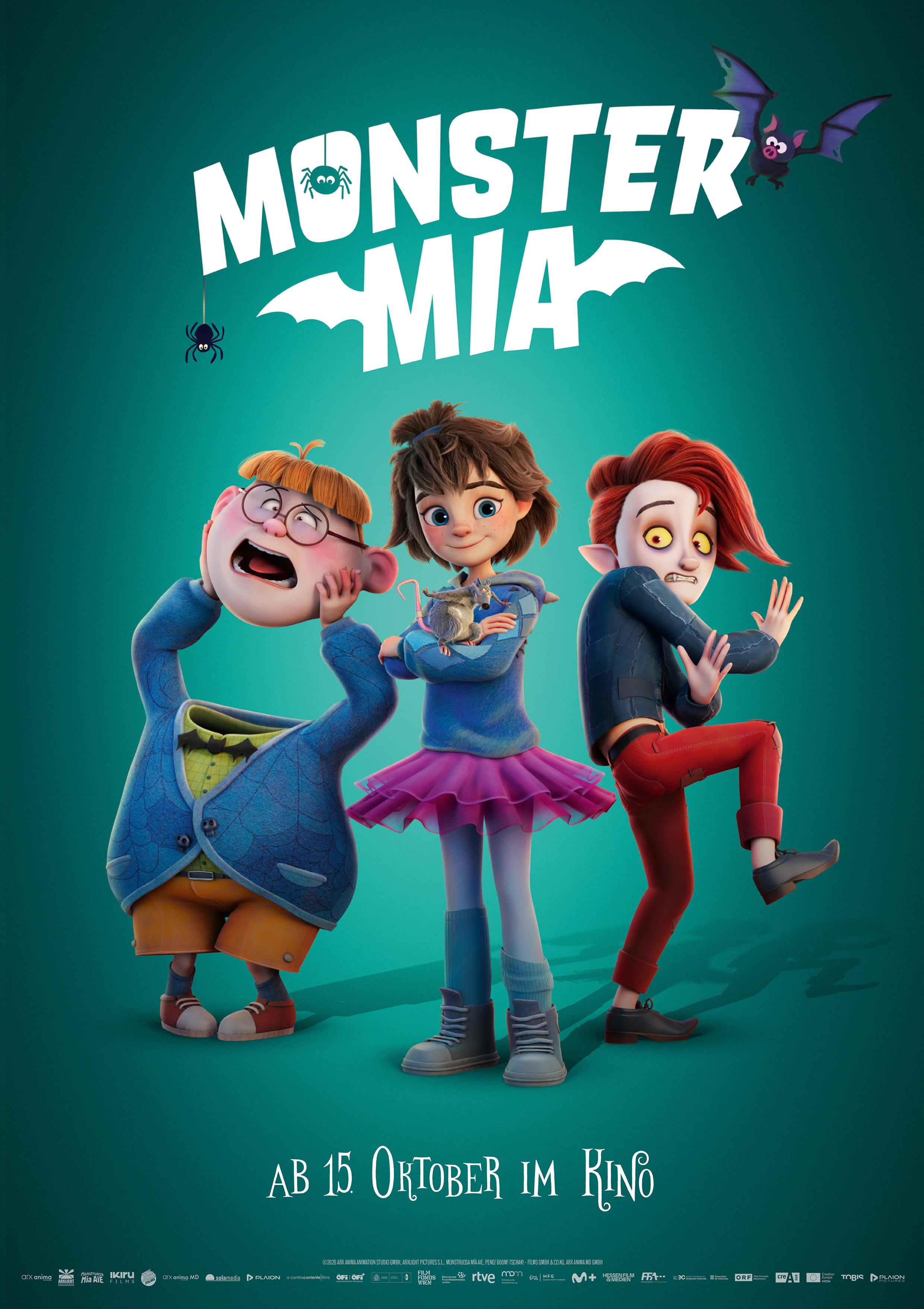 Filmplakat zum Animationsfilm MONSTER MIA: Unter dem Filmtitel stehen drei animierte Kinder nebeneinander; in der Mitte ein selbstbewusst guckendes Mädchen im Ballettröckchen. rechts ein sich schreckhaft wegdrehender Junge und links ein weiterer Junge, der seinen abgelösten schreienden Kopf mit beiden Händen in die Höhe hält. Rechts ober ist eine Fledermaus zu sehen, links am Titel hängt eine Spinne am Faden.