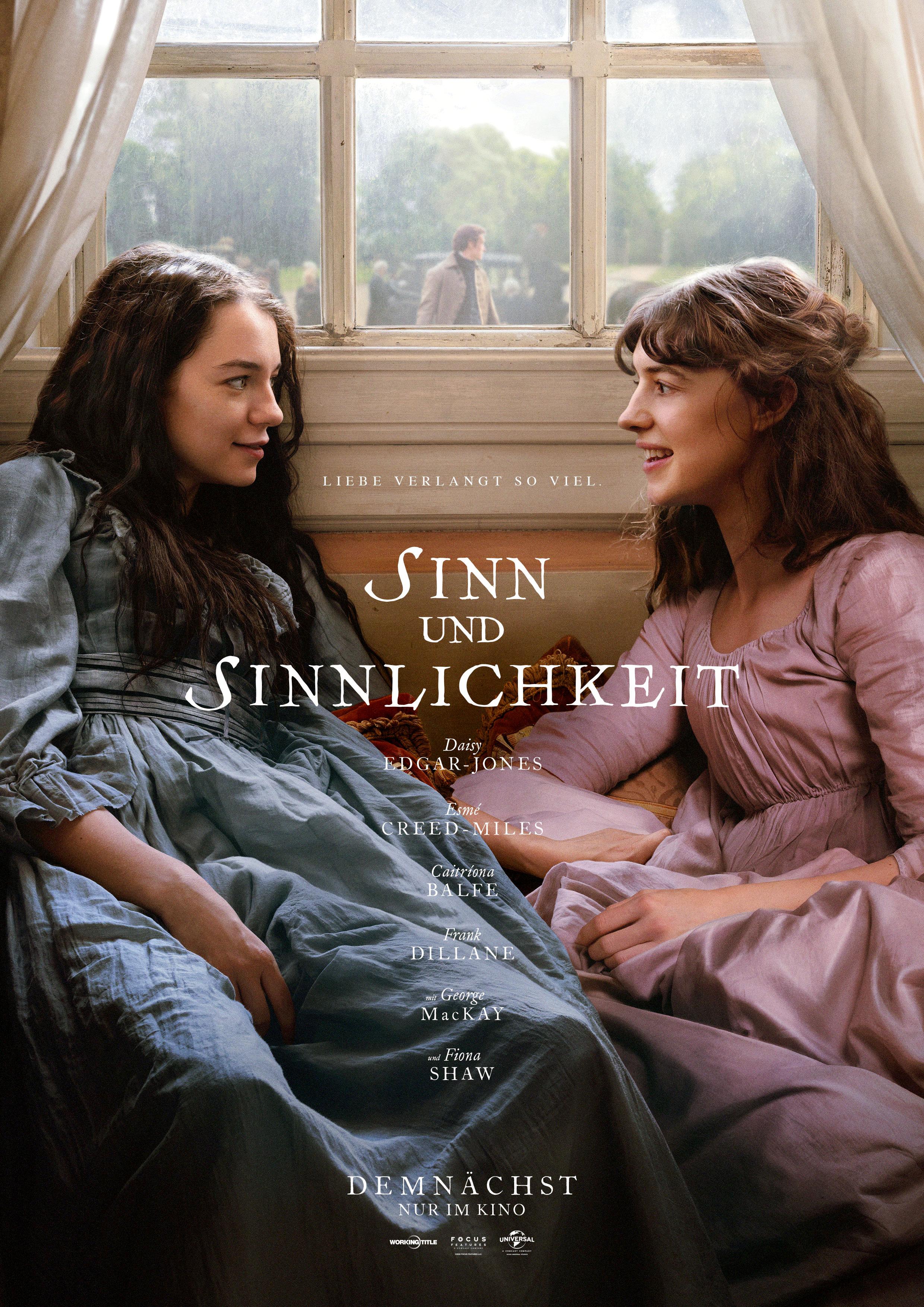 Filmplakat zu der Literaturverfilmung SINN UND SINNLICHKEIT: Zwei junge Frauen, gekleidet im Stil des 18.Jahrhunderts, sitzen vor einem Fenster und schauen sich, wie in einem Gespräch, an. Durch das Fenster ist die Figur eines Mannes zu erkennen. Der Filmtitale ist mittig platziert.