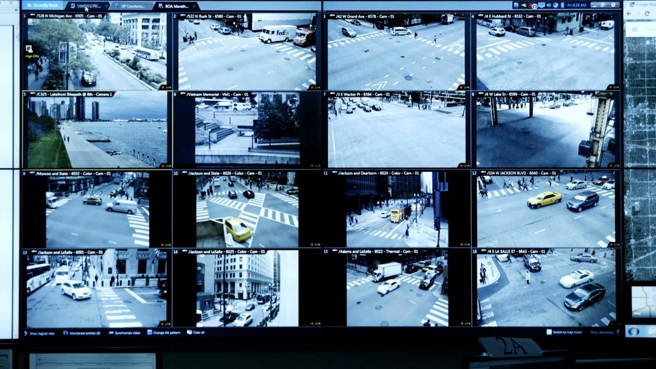 Mehrere Bildschirme zeigen Aufnahmen von der Straße durch Überwachungskameras