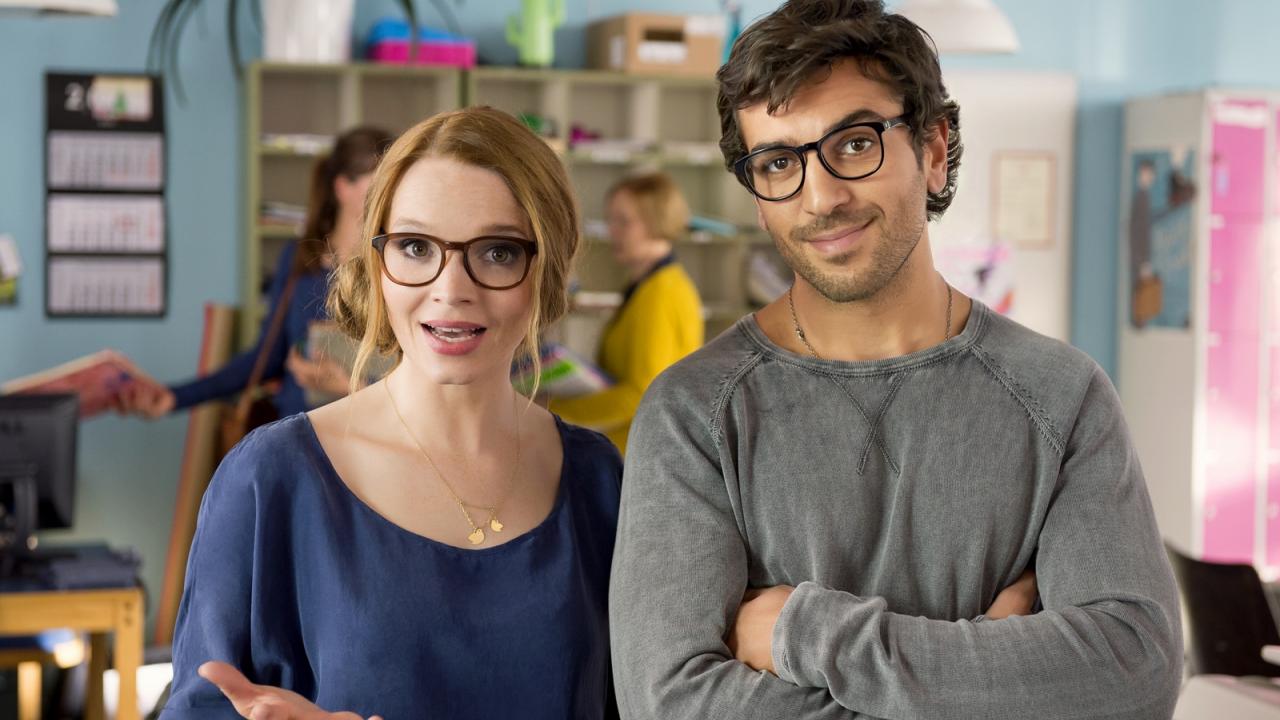 Fack ju Göhte 2, Szenenbild: ein blonde Frau mit Brille und ein braunhaarigen Mann mit Brille stehen nebeneinander und schauen vor sich hin