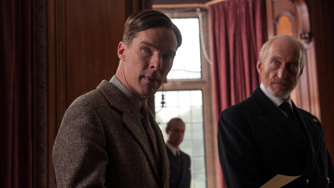 Filmstill aus THE IMITATION GAME: Ein Mann, gekleidet im Stil der 1940er, schaut direkt in die Kamera.