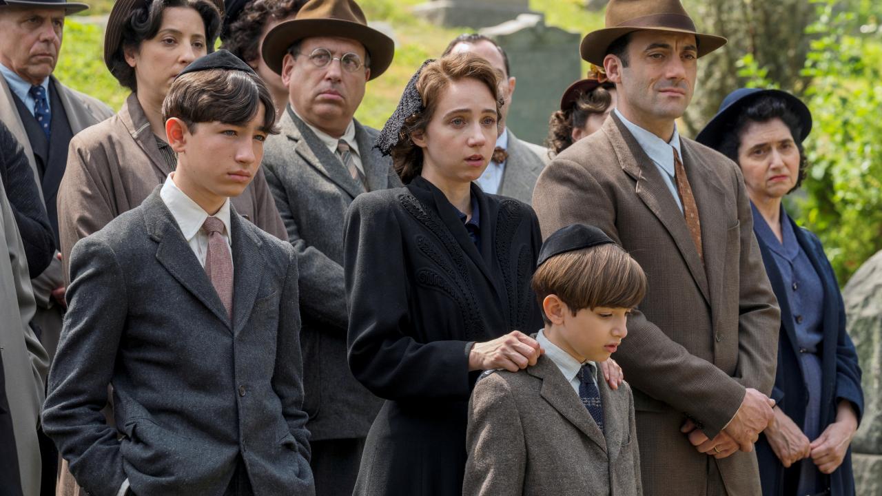 The Plot Against America, Szenenbild: Ein jüdische Familie, gekleidet im Stil der 1940er-Jahre, auf einer Beerdigung.