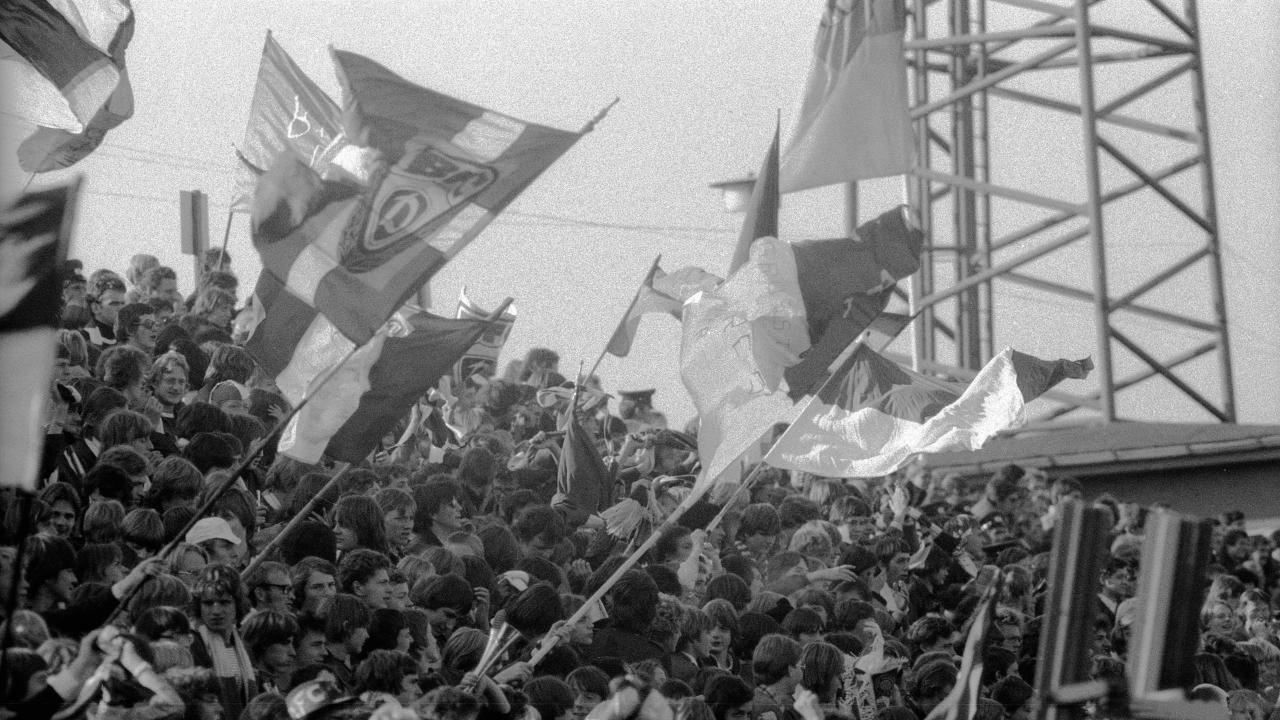Still aus dem Dokumentarfilm STASI FC: Schwarz-Weiß-Aufnahme von Fans des Berliner FC Dynamo im Stadion