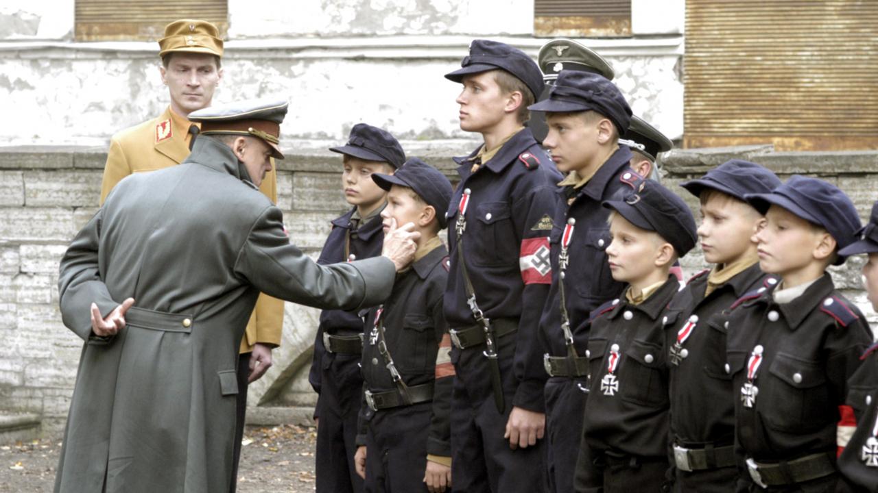 Filmstill aus dem Drama DER UNTERGANG: Szene mit Bruno Ganz in der Rolle von Adolf Hitler