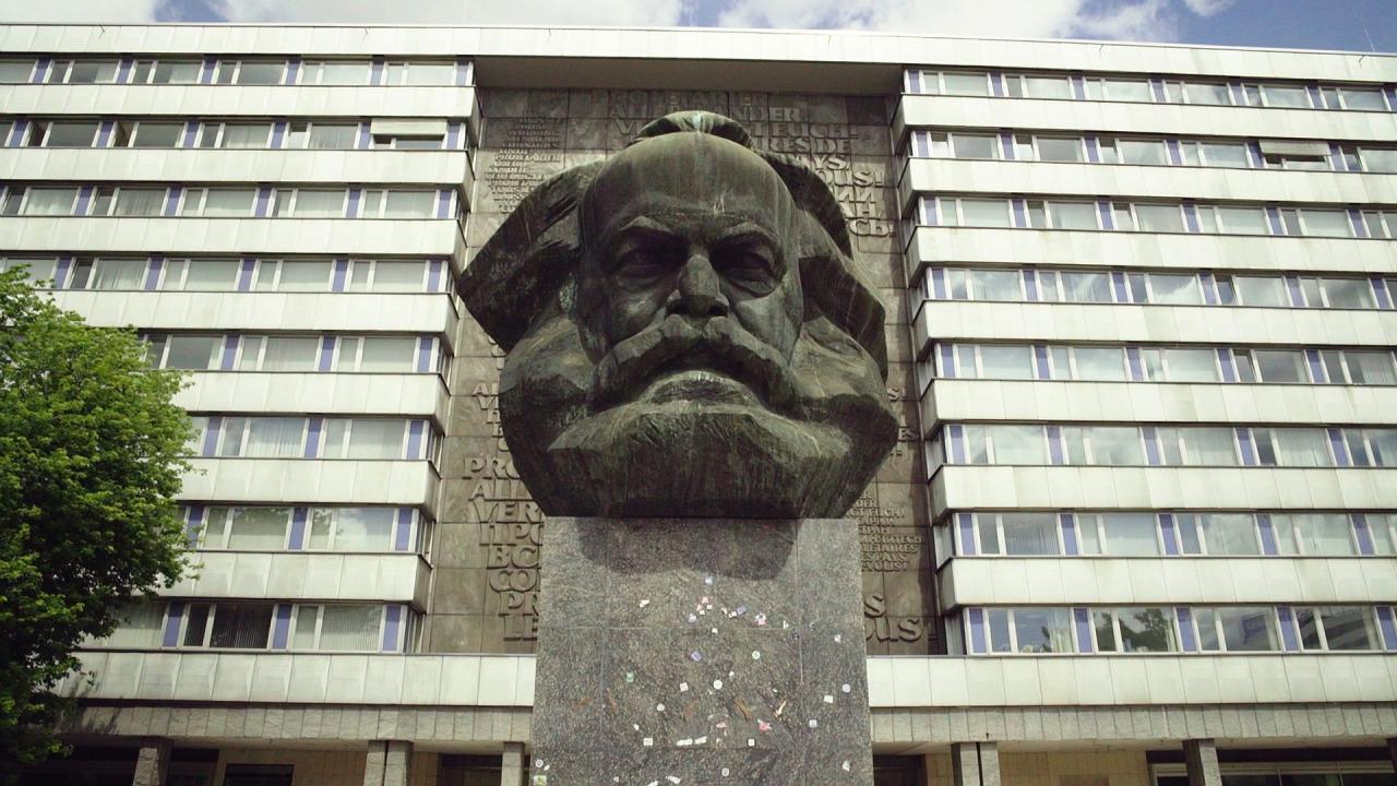 System Error, Szenenbild: Karl Marx Denkmal in Chemnitz, ehemals: Karl Marx-Stadt