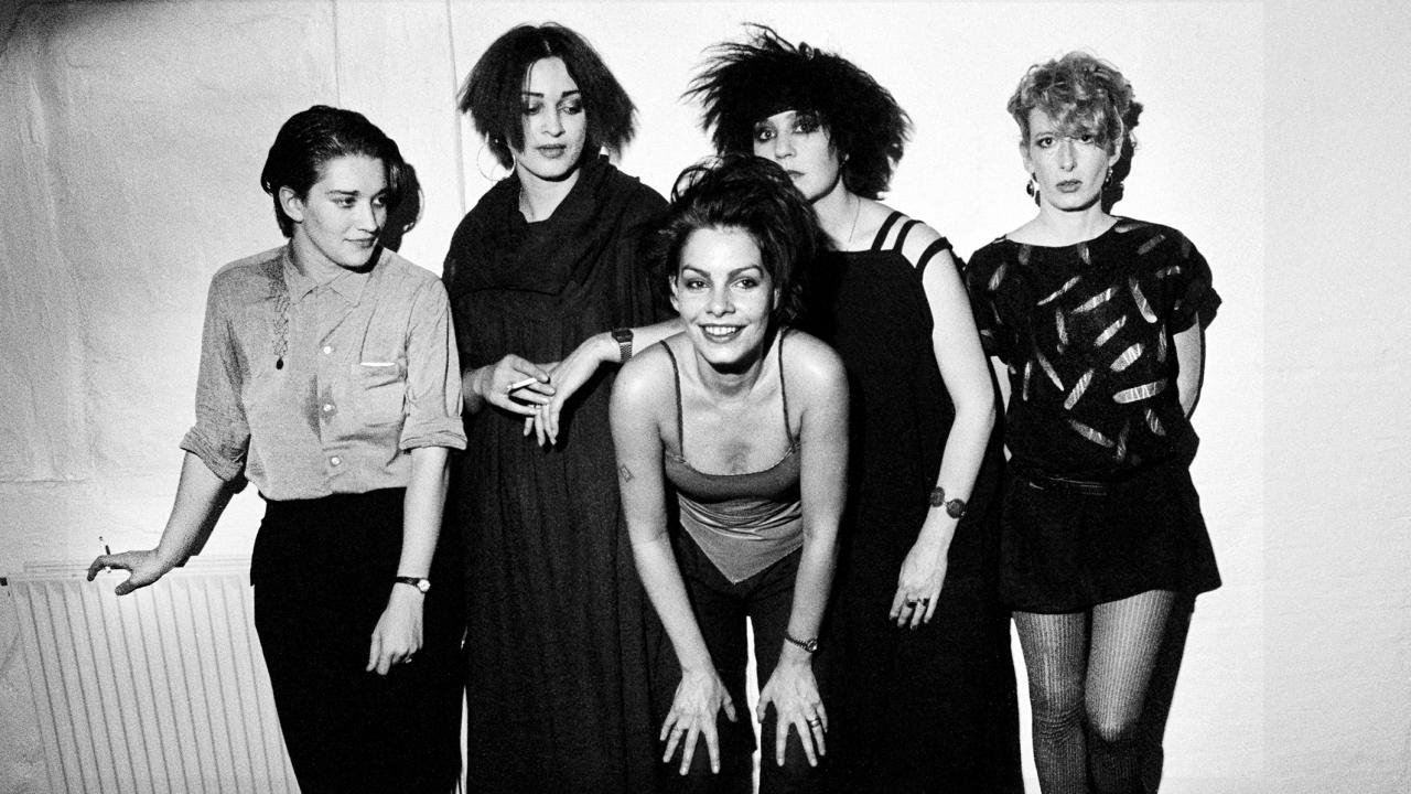 Still aus dem Dokumentarfilm EINFACH MACHEN! SHE-PUNKS VON 1977 BIS HEUTE: Schwarz-Weiß-Foto der fünköpfigen Frauen-Punk-Band Malaria