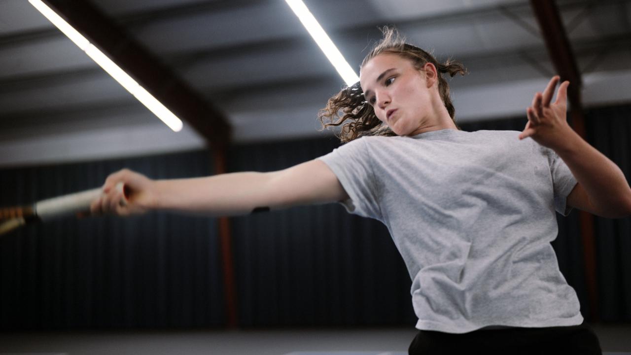 Still aus dem Drama JULIE BLEIBT STILL: Eine junge Frau beim Tennis, das Bild ist mitten in der Bewegung aufgenommen.