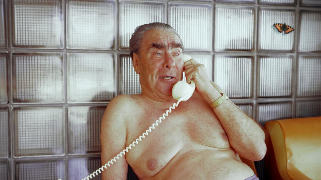 Still aus dem Dokumentarfilm DER HELSINKI EFFEKT: Der sowjetische Staatschef Leonid Breschnew, mit nacktem Oberkörper und Badehose, am Telefon