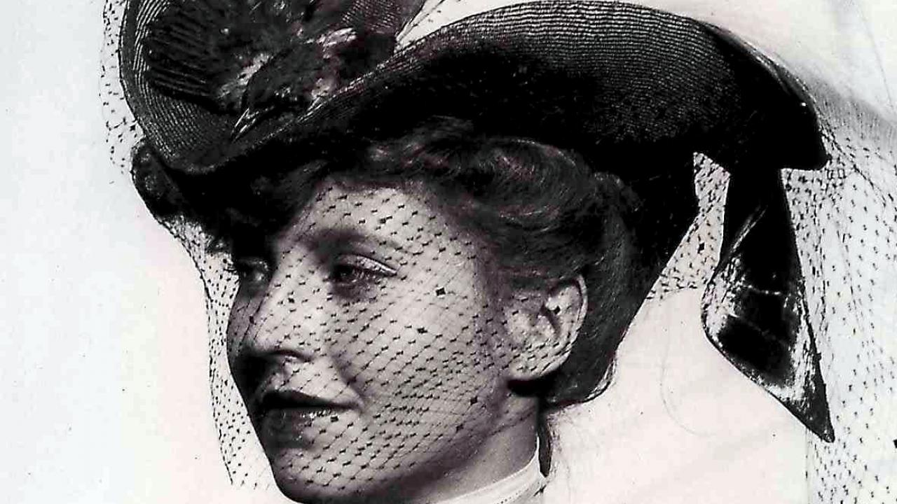 Filmstill aus FONTANE EFFI BRIEST: Nahaufnahme einer jungen Frau, die einen Hut mit Schleier trägt. Hanna Schygully in der Titelrolle