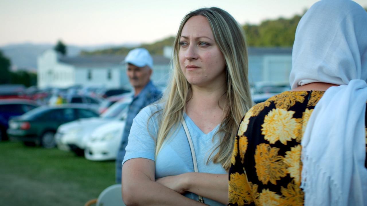 Still aus dem Dokumentarfilm DAS SREBRENICA TAPE: Porträt der Hauptfigur Alisa in Potočari, am Tag des Gedenkens an den Völkermord von Srebrenica