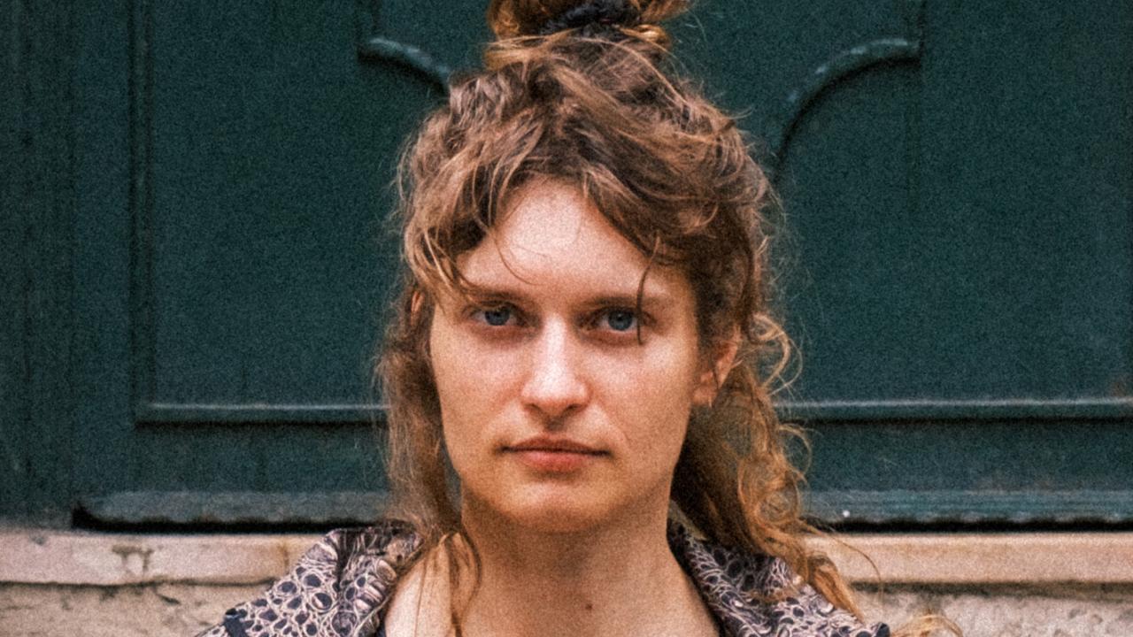 Porträt von Justine Bauer, Regisseurin des Films MILCH INS FEUER