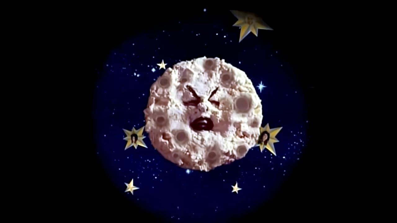 Still aus dem Musikvideo TONIGHT, TONIGHT von The Smashing Pumpkins: Ein stilisierter Mond mit Gesicht – ähnlich wie der Mond aus dem Stummfilmklassiker DIE REISE ZUM MOND (1902) von Georges Méliès