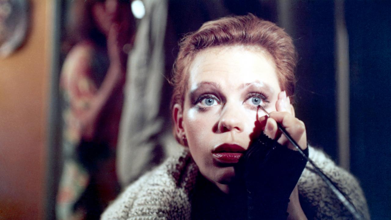 Filmstill aus dem Film SOLO SUNNY: Großaufnahme einer Frau, die sich schminkt