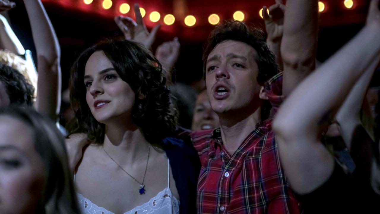 Still aus dem Drama FRIEDEN, LIEBE UND DEATH METAL: Naufnahme einer jungen Frau und eines jungen Mannes, die auf einem Konzert sind.