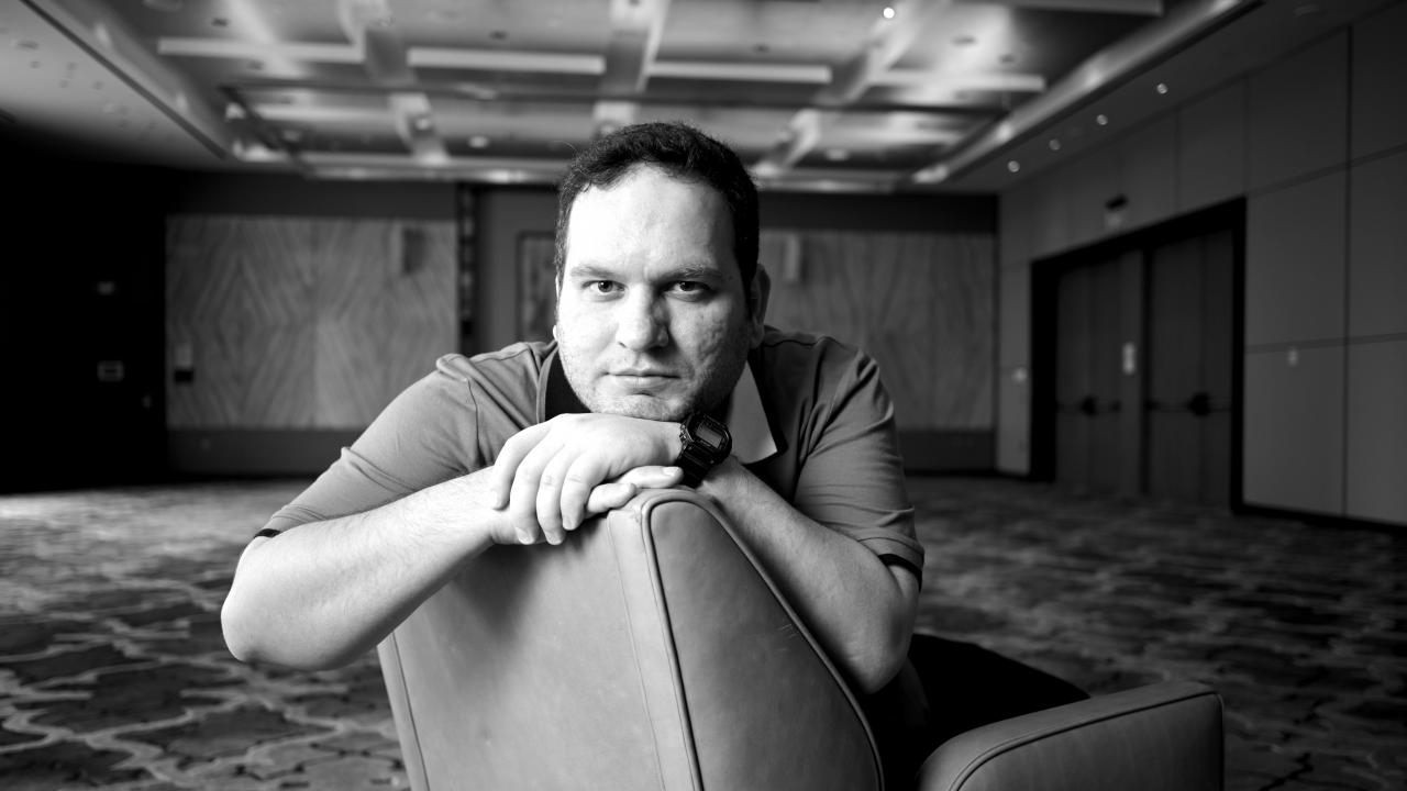 Porträt von Hasan Hadi, Regisseur des Dramas EIN KUCHEN FÜR DEN PRÄSIDENTEN